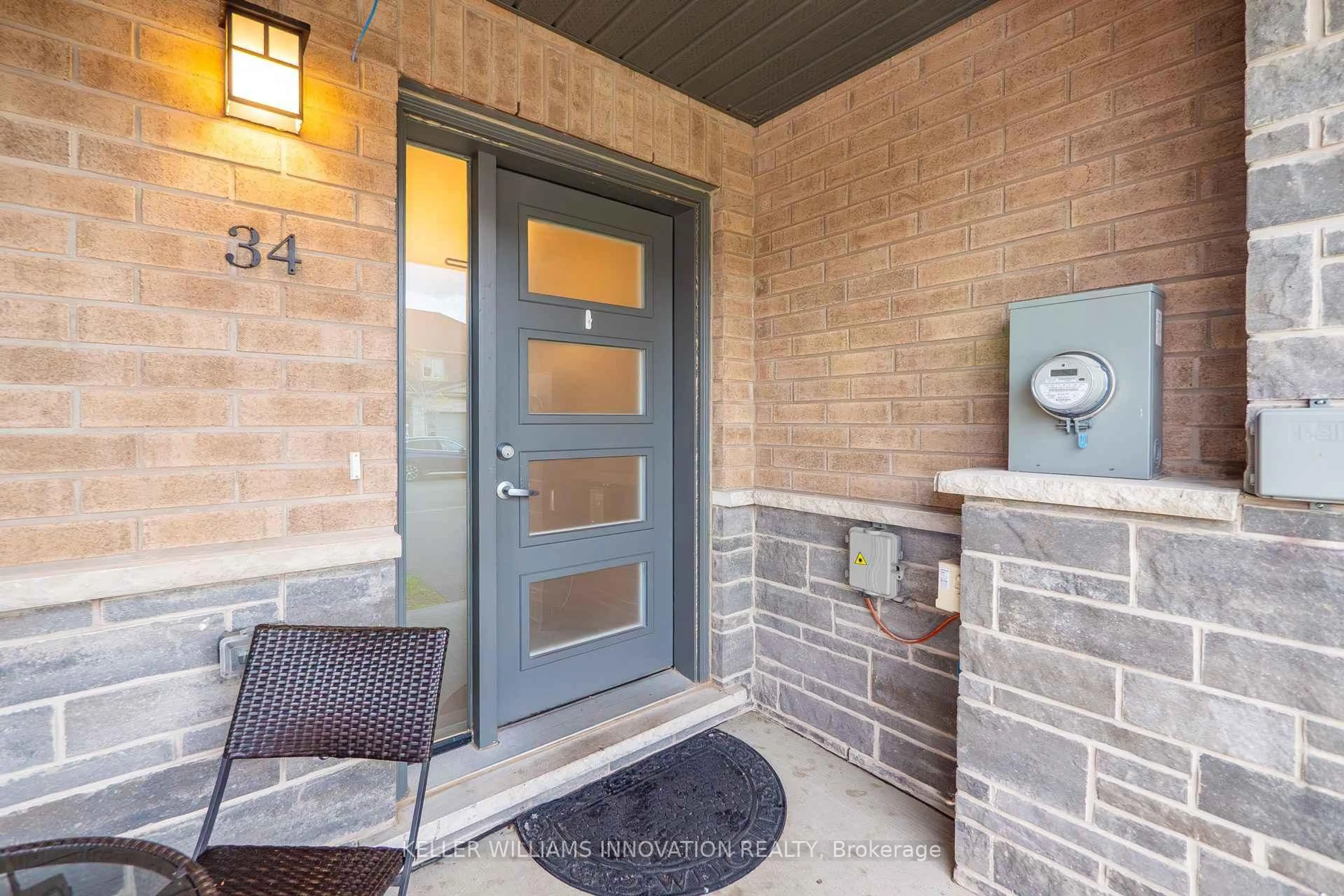 Indoor entryway for 34 Nieson St, Cambridge Ontario N1R 0B9