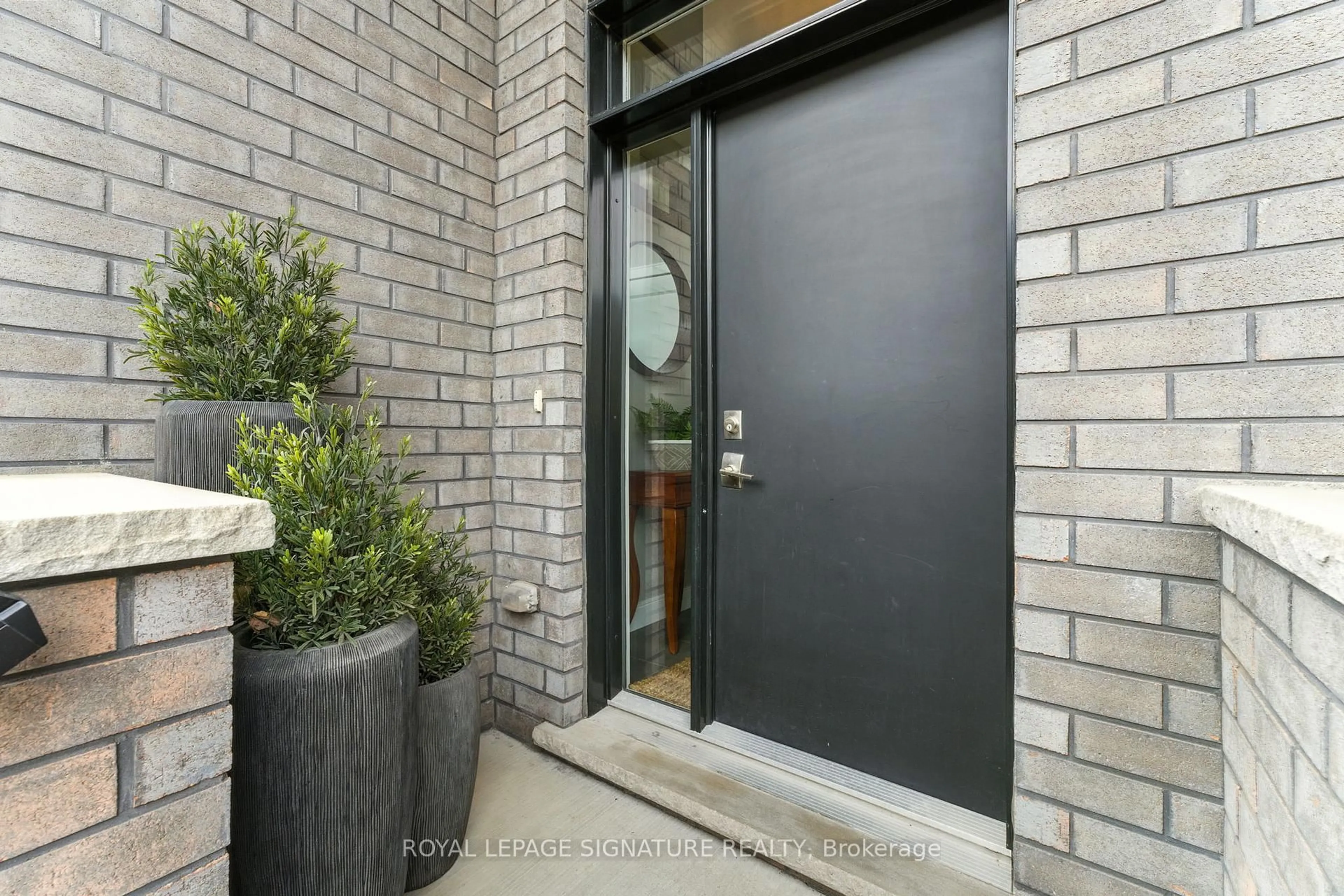 Indoor entryway for 60 Arkell Rd #33, Guelph Ontario N1L 0N7