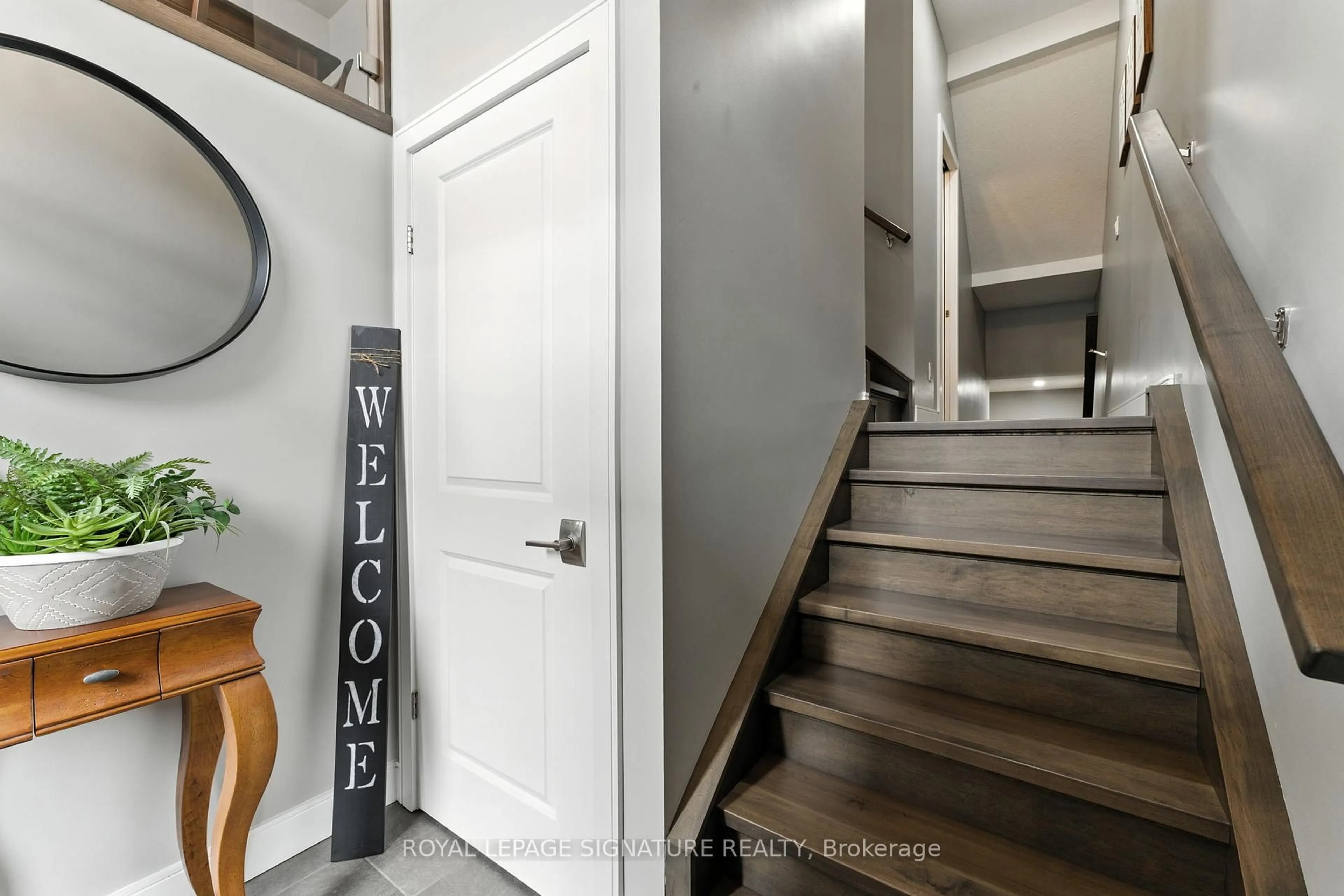 Indoor entryway for 60 Arkell Rd #33, Guelph Ontario N1L 0N7