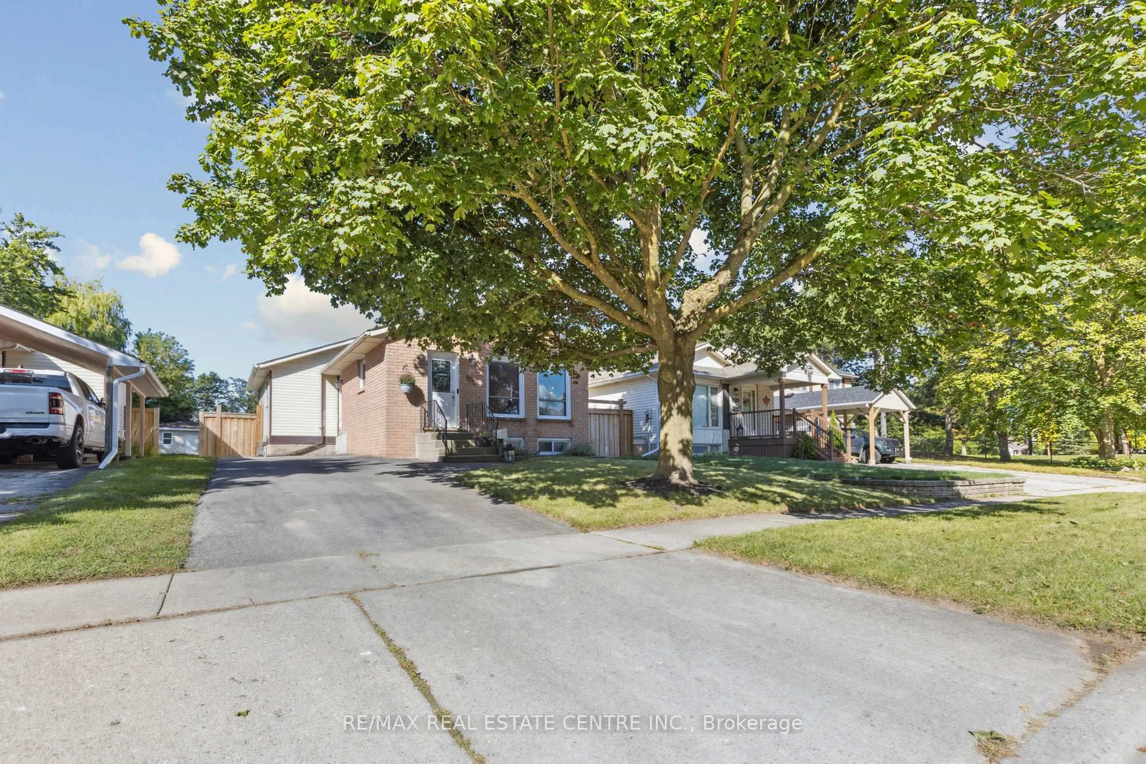 A pic from outside/outdoor area/front of a property/back of a property/a pic from drone, street for 100 Angela Cres, Cambridge Ontario N1S 4B6