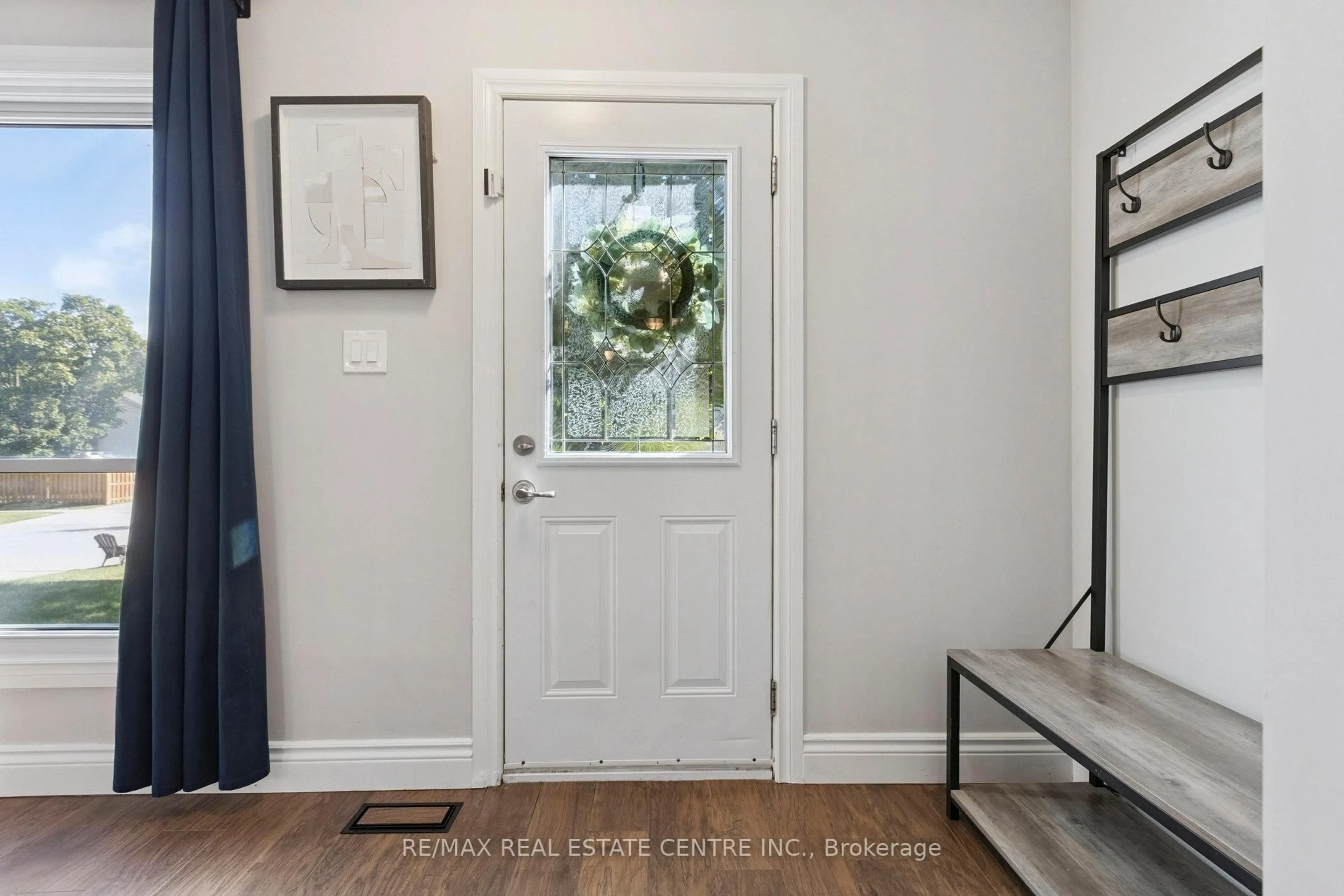 Indoor entryway for 100 Angela Cres, Cambridge Ontario N1S 4B6