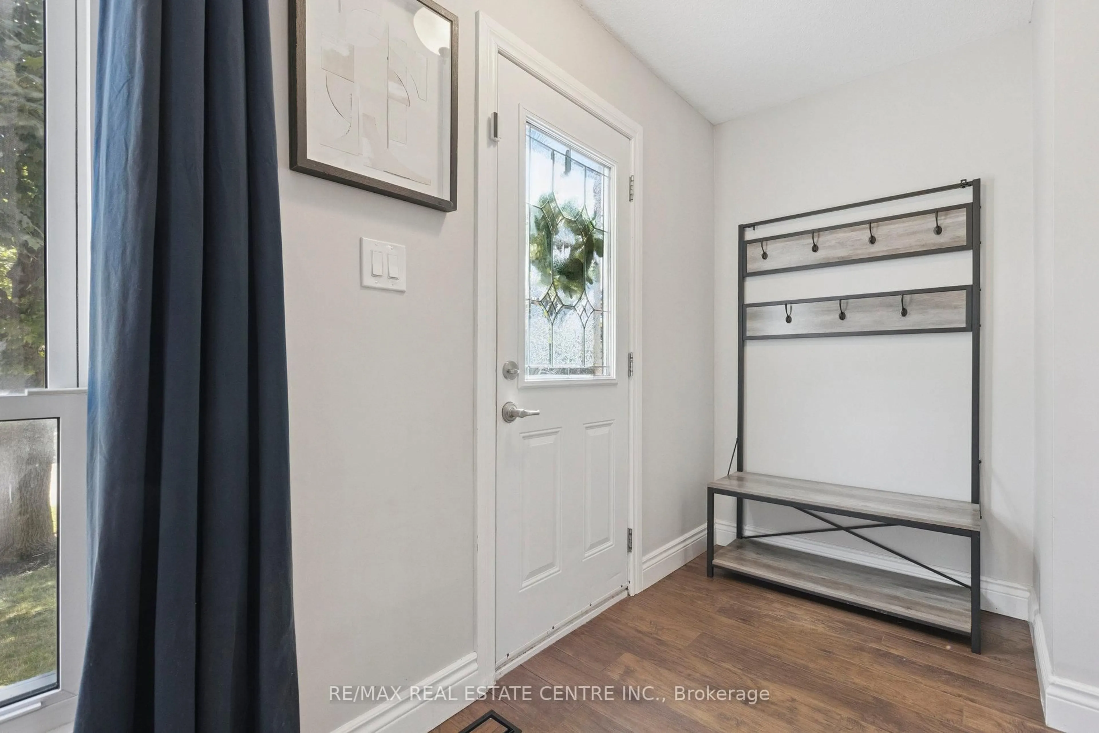 Indoor entryway for 100 Angela Cres, Cambridge Ontario N1S 4B6