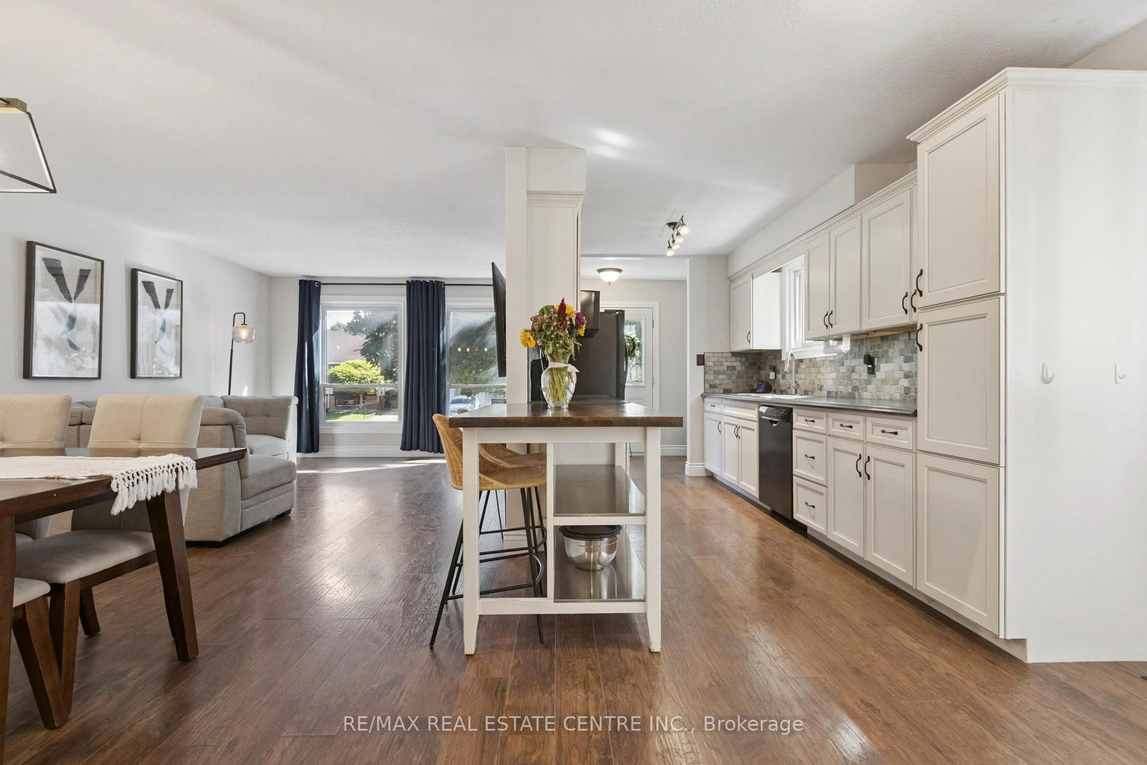 Open concept kitchen, ceramic/tile floor for 100 Angela Cres, Cambridge Ontario N1S 4B6