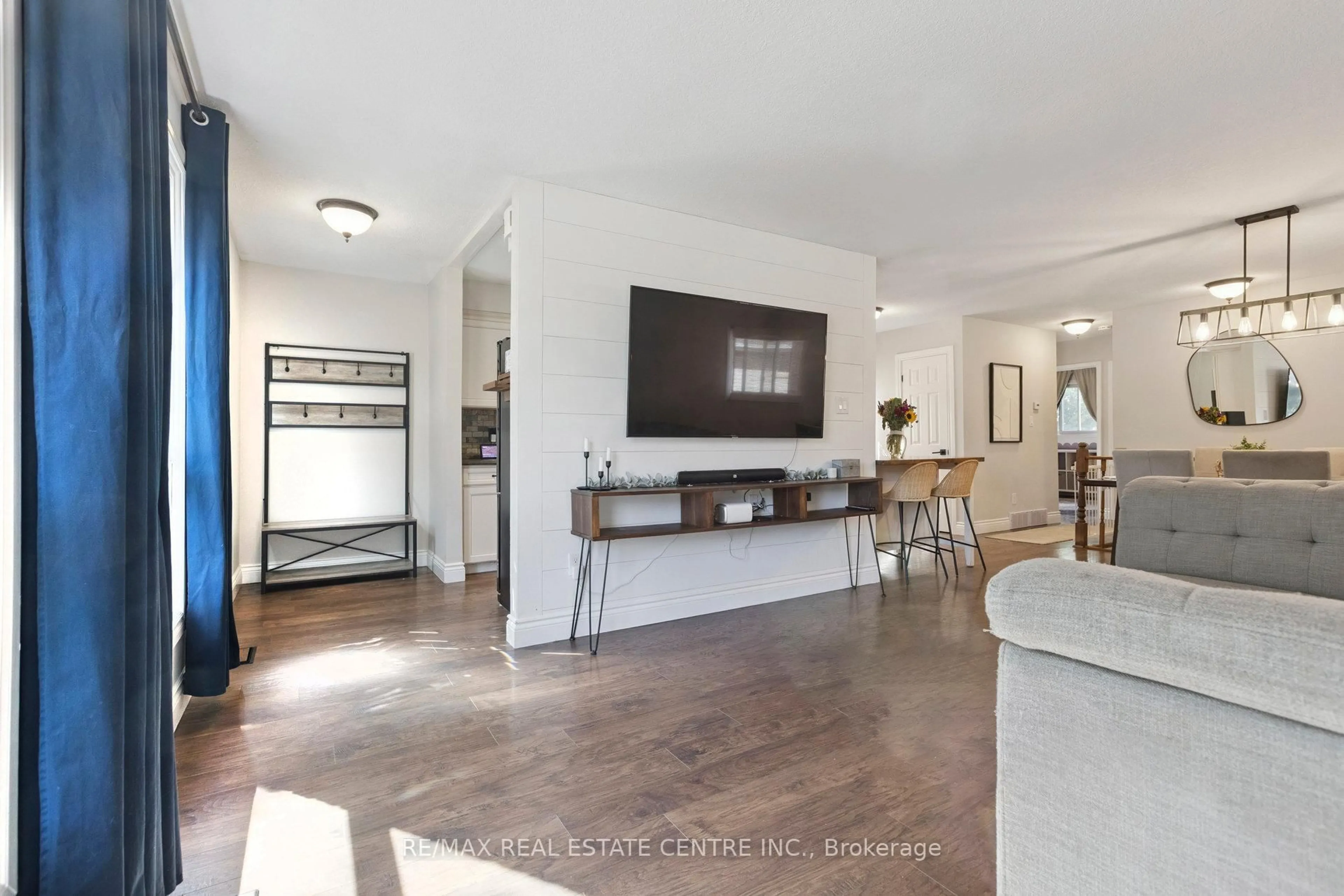 Open concept kitchen, unknown for 100 Angela Cres, Cambridge Ontario N1S 4B6
