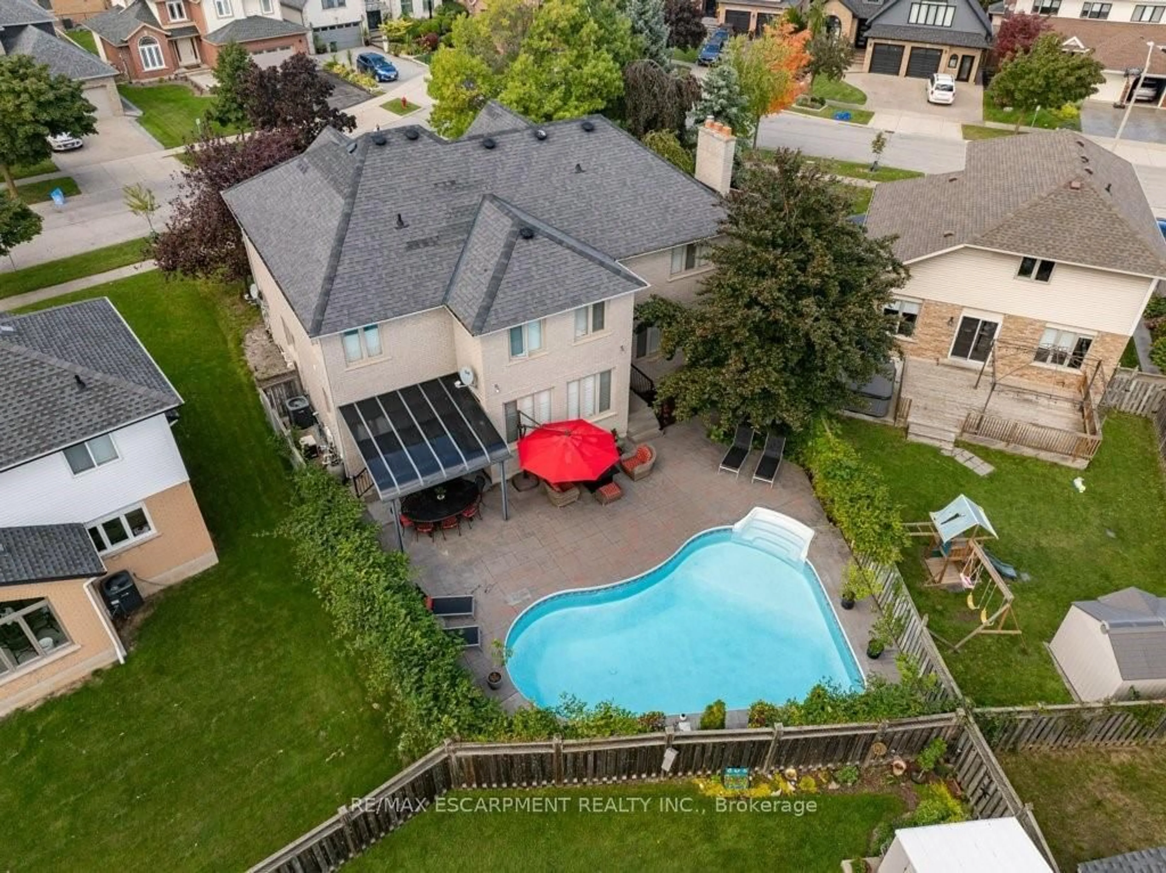 A pic from outside/outdoor area/front of a property/back of a property/a pic from drone, unknown for 35 Lido Dr, Hamilton Ontario L8E 5E8