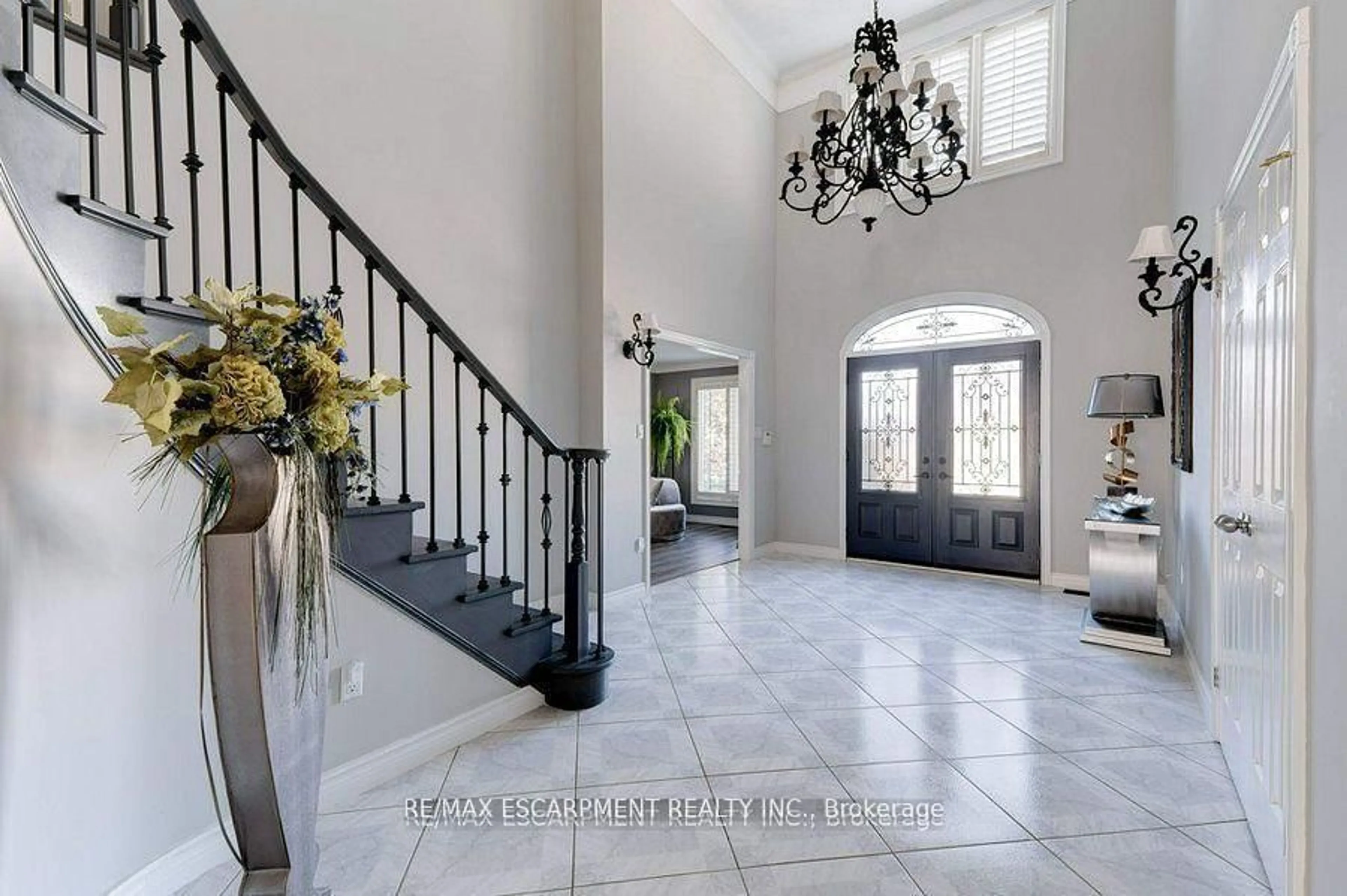 Indoor entryway for 35 Lido Dr, Hamilton Ontario L8E 5E8