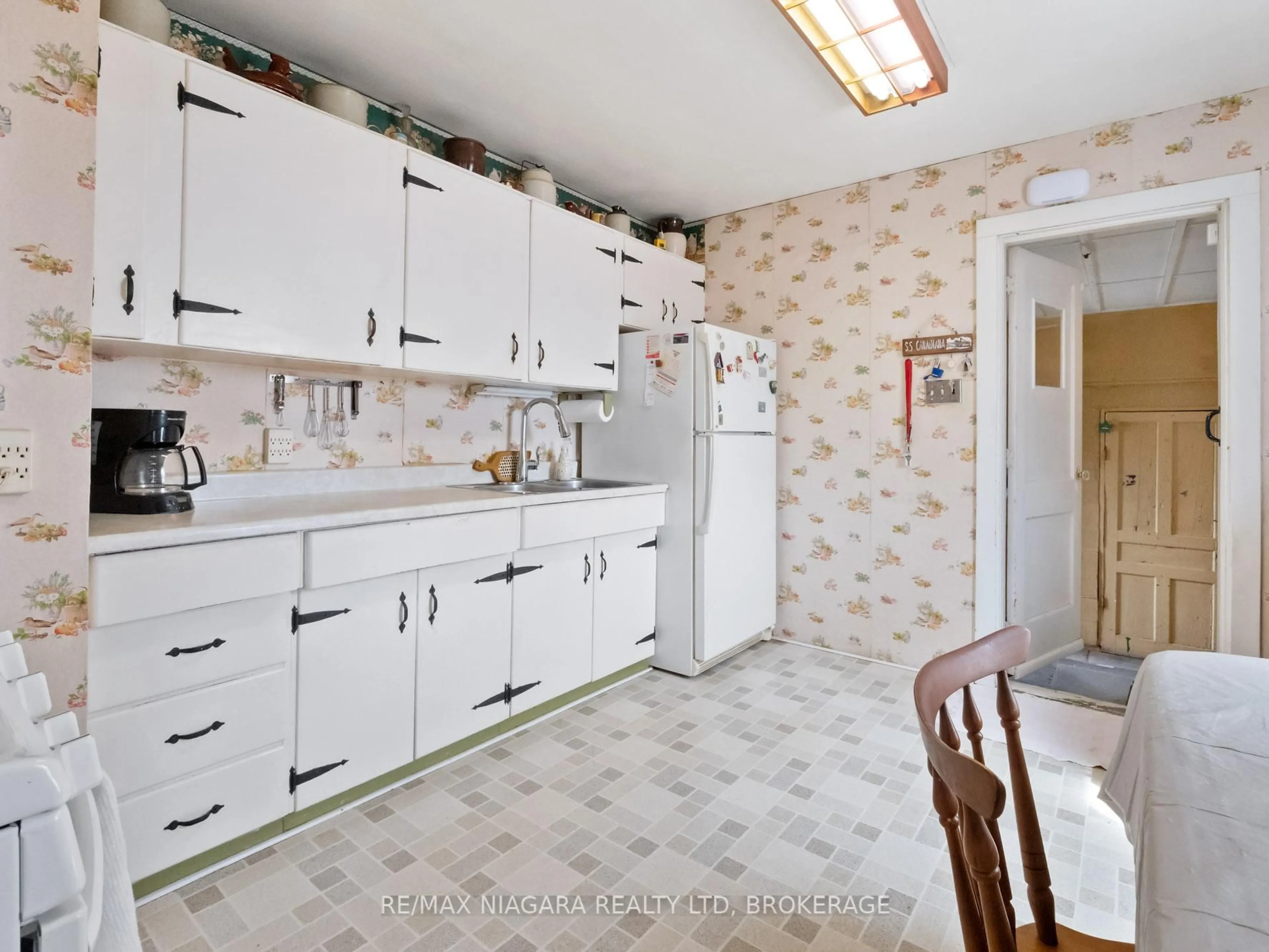 Standard kitchen, ceramic/tile floor for 3719 Rebstock Rd, Fort Erie Ontario L0S 1B0