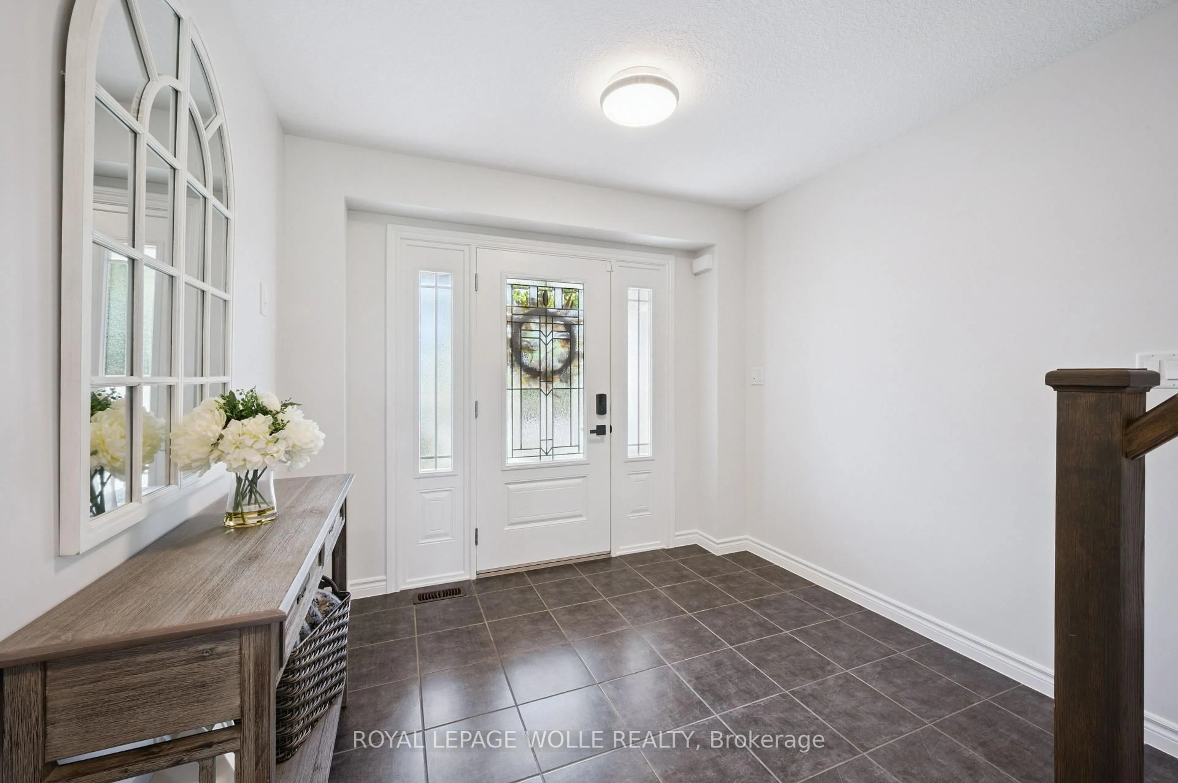 Indoor entryway for 145 Winders Tr, Ingersoll Ontario N5C 0A7