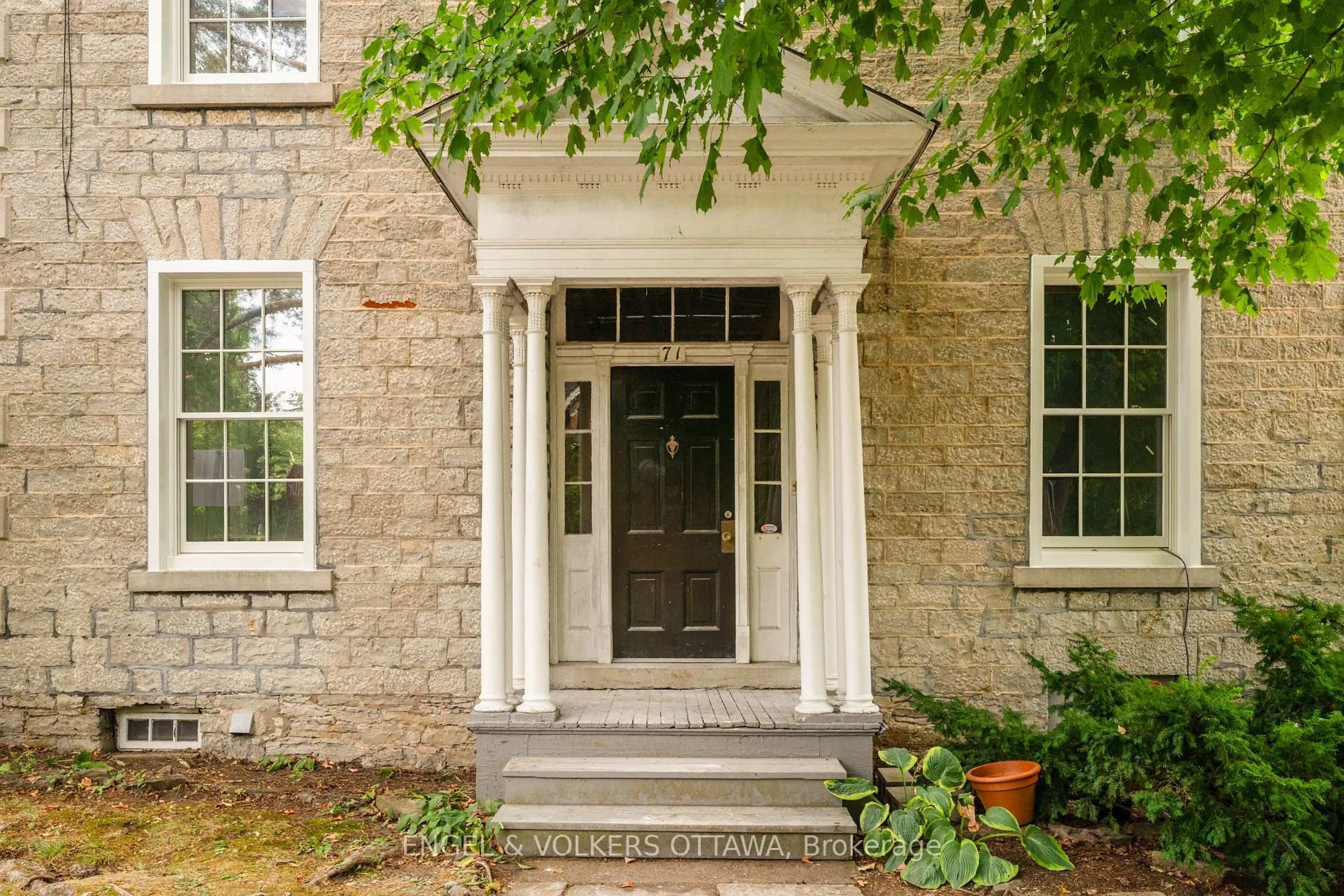 Indoor entryway for 71 Thomas St, Ottawa Ontario K1M 1M7