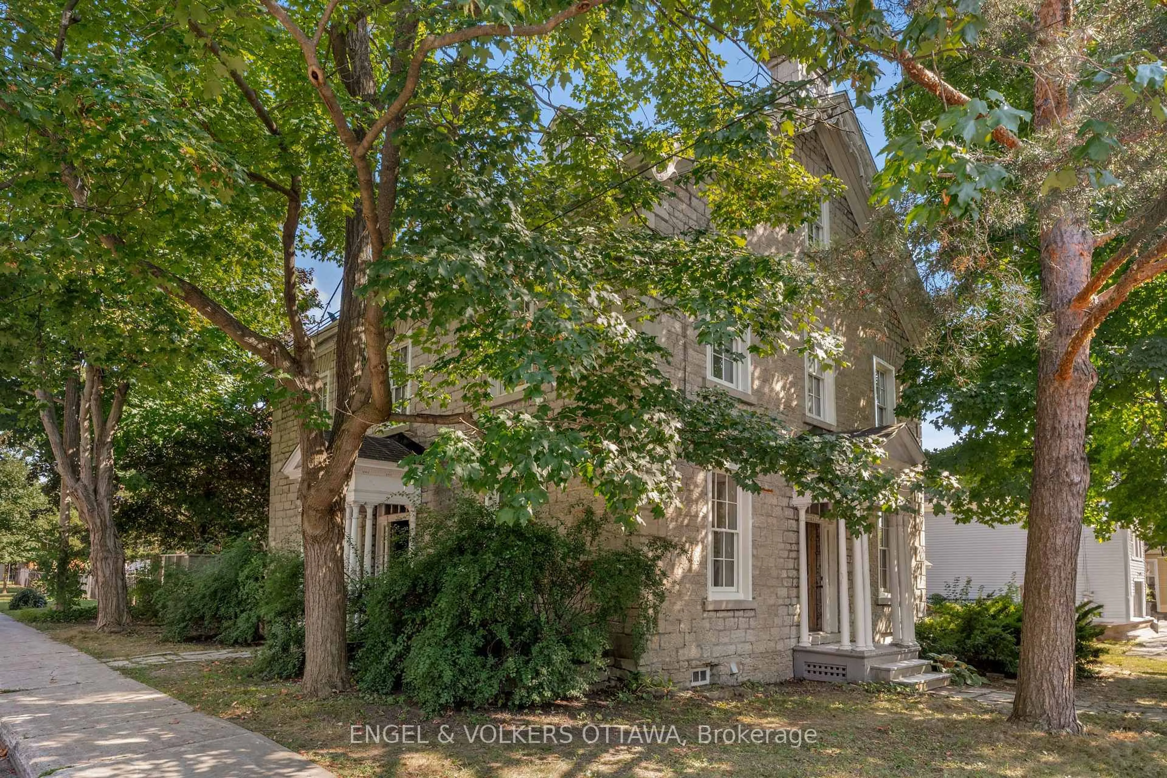 Unknown for 71 Thomas St, Ottawa Ontario K1M 1M7