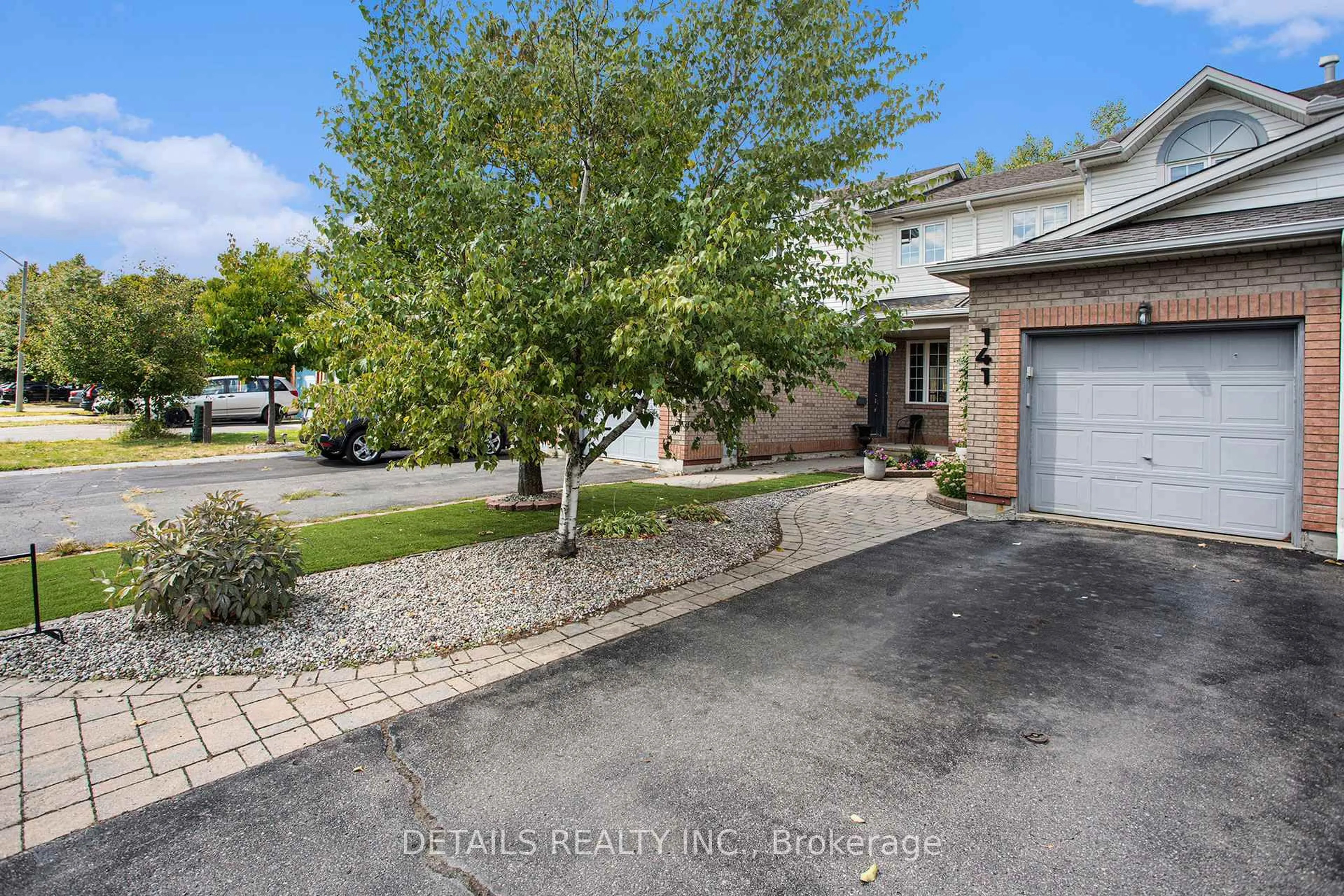 A pic from outside/outdoor area/front of a property/back of a property/a pic from drone, street for 141 Duntroon Circ, Ottawa Ontario K1T 4C7