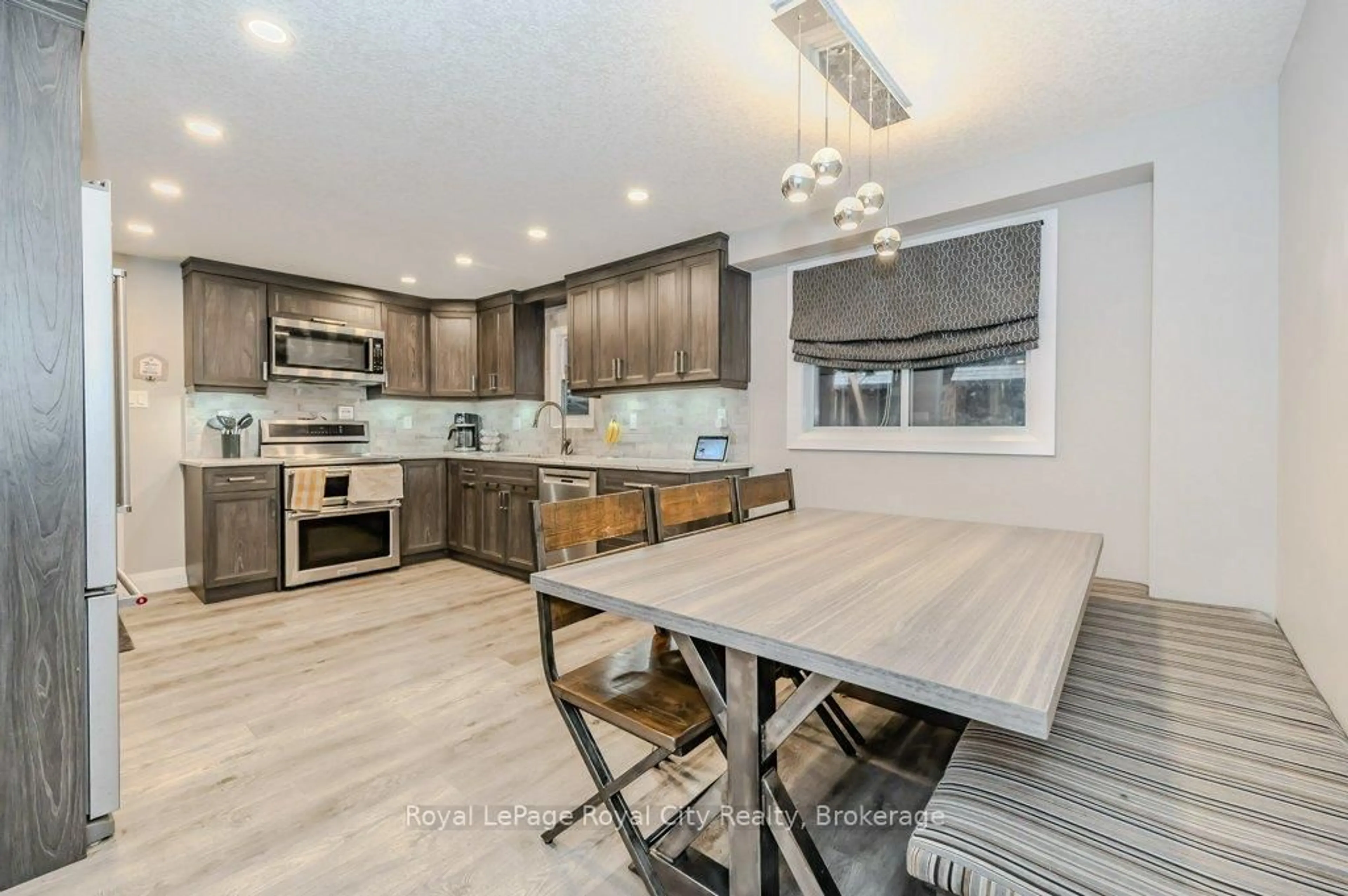 Open concept kitchen, unknown for 478 Pinetree Cres, Cambridge Ontario N3H 4X5