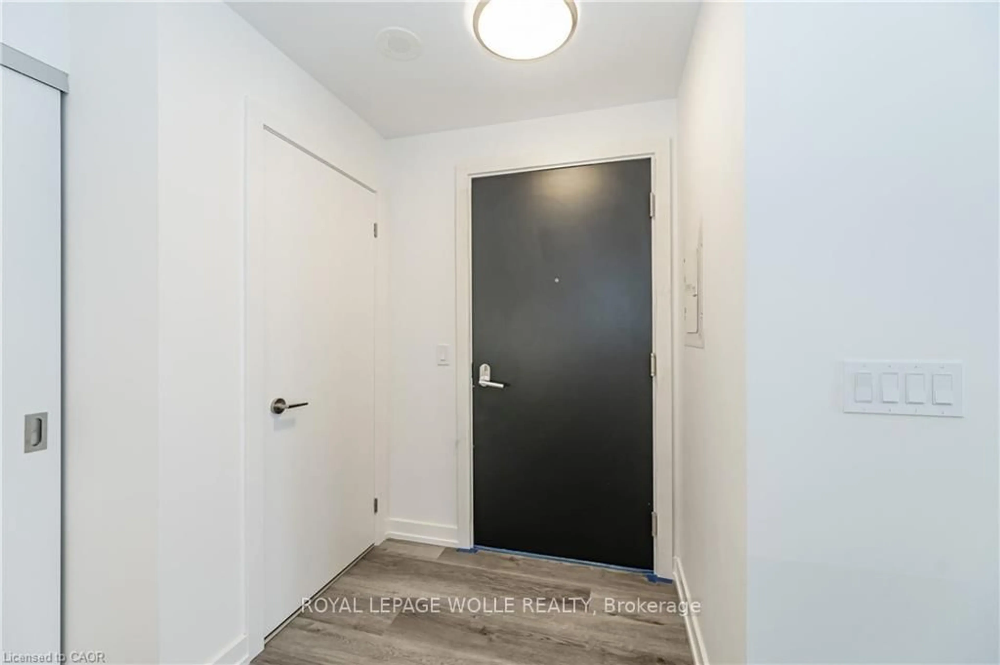 Indoor entryway for 15 Wellington St #907, Kitchener Ontario N2G 0E4