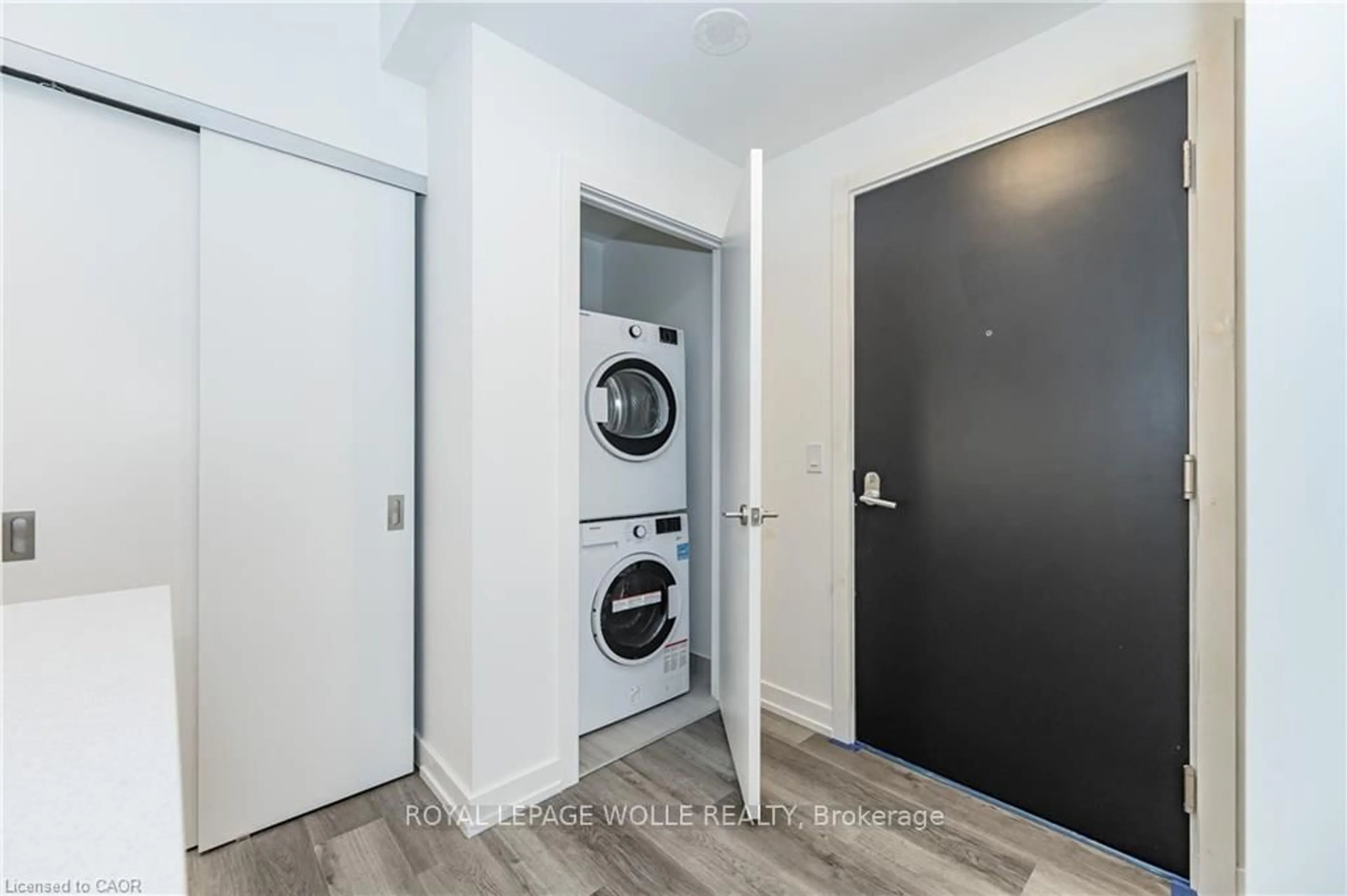 Indoor entryway for 15 Wellington St #907, Kitchener Ontario N2G 0E4