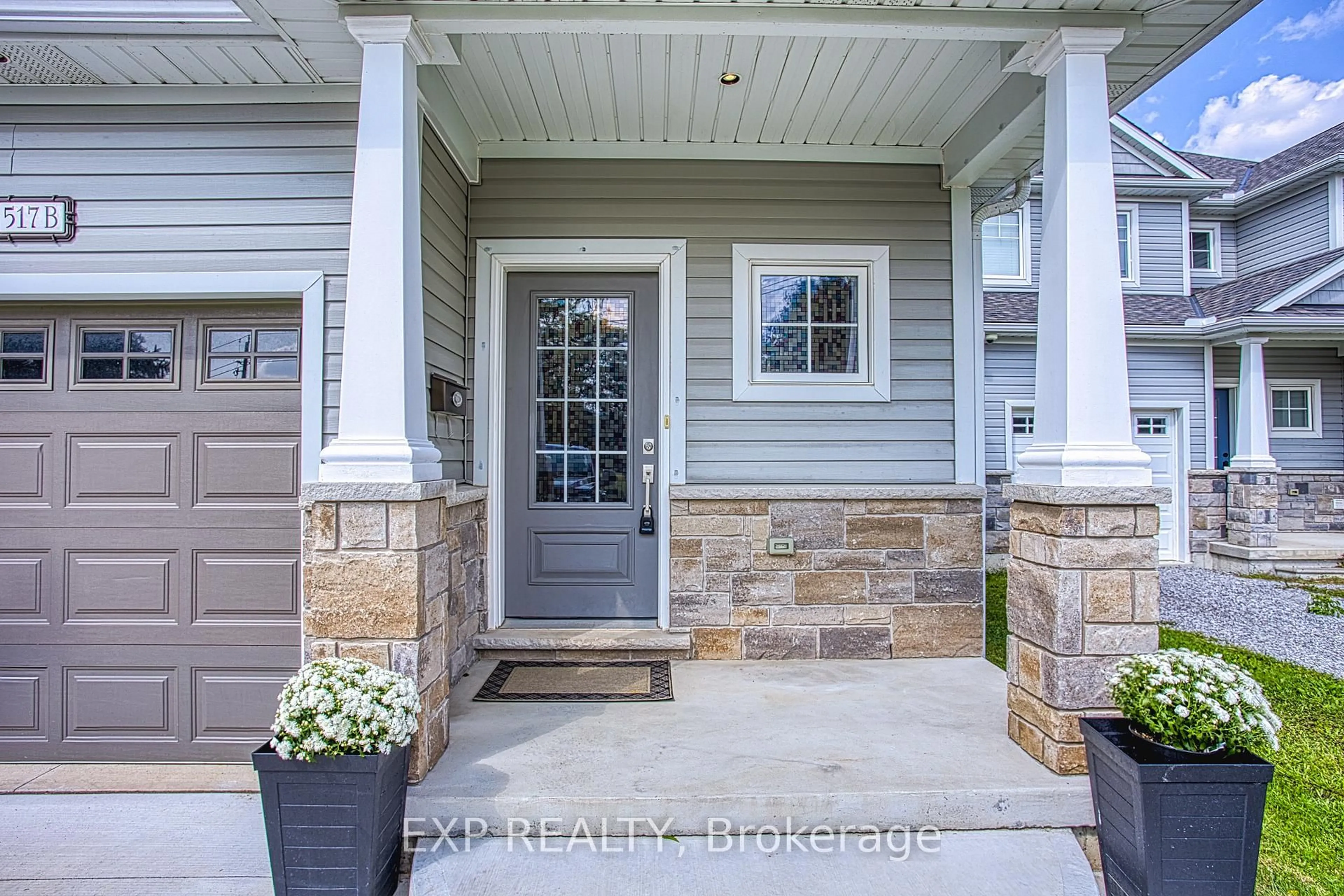 Indoor entryway for 517B Scott St, St. Catharines Ontario L2M 3X3
