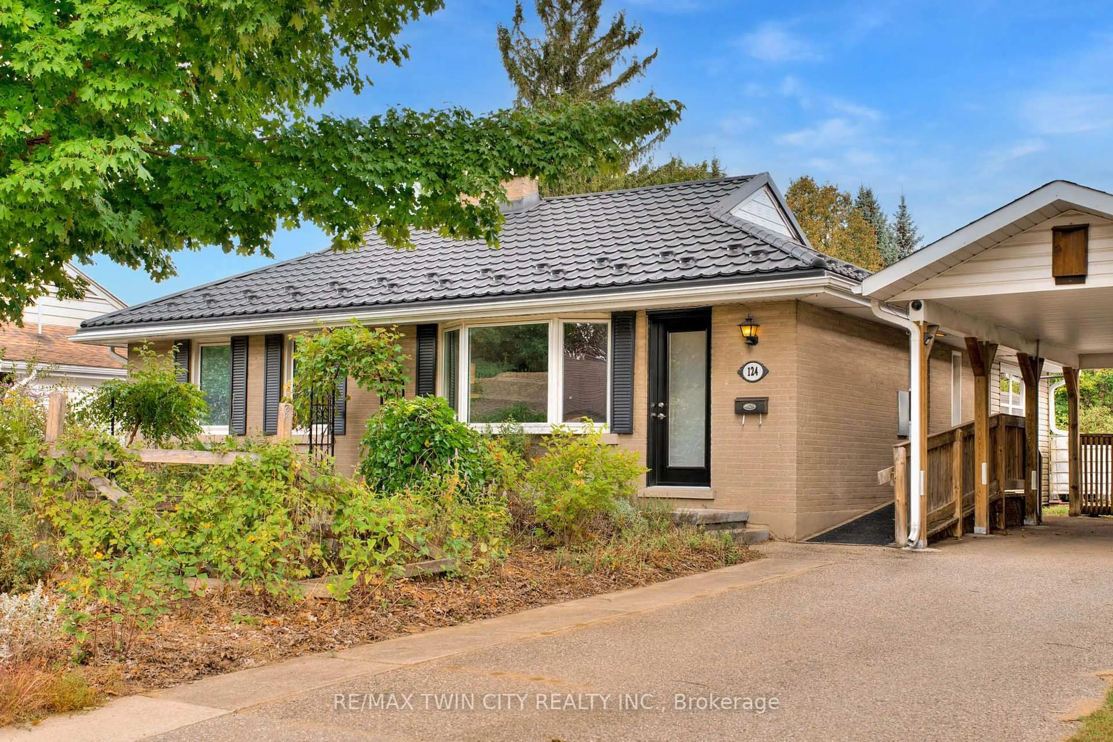 Home with brick exterior material, street for 124 Fairfield Ave, Kitchener Ontario N2H 6C3