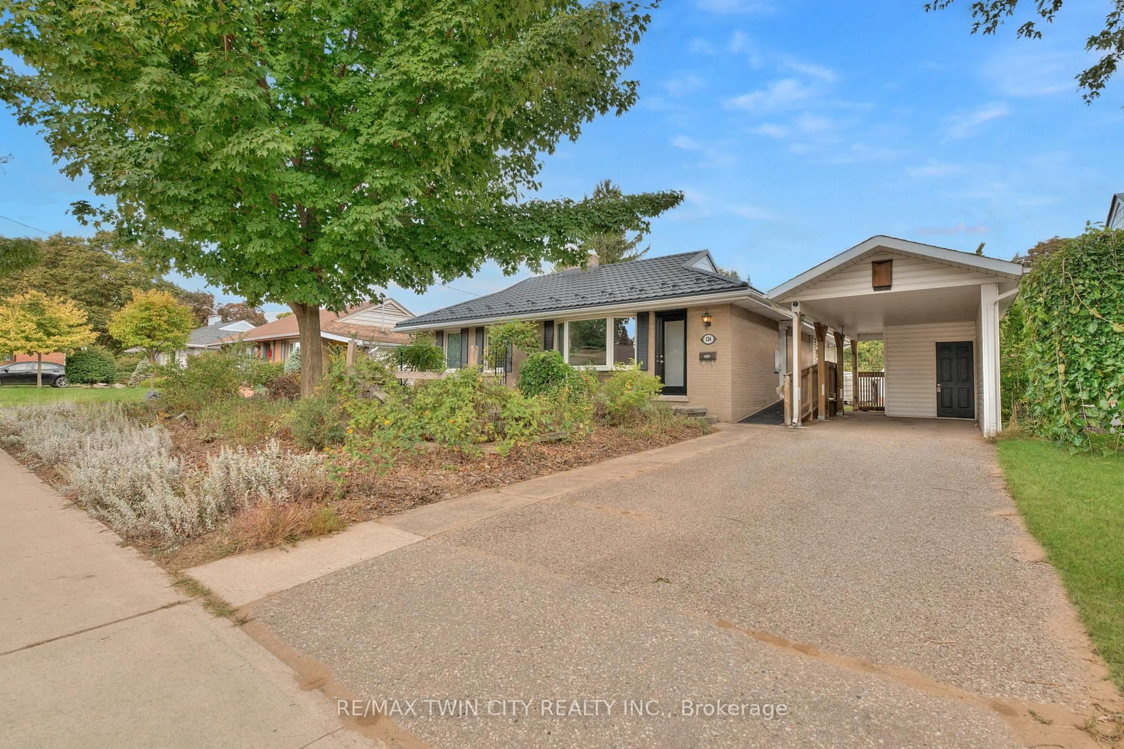 A pic from outside/outdoor area/front of a property/back of a property/a pic from drone, street for 124 Fairfield Ave, Kitchener Ontario N2H 6C3