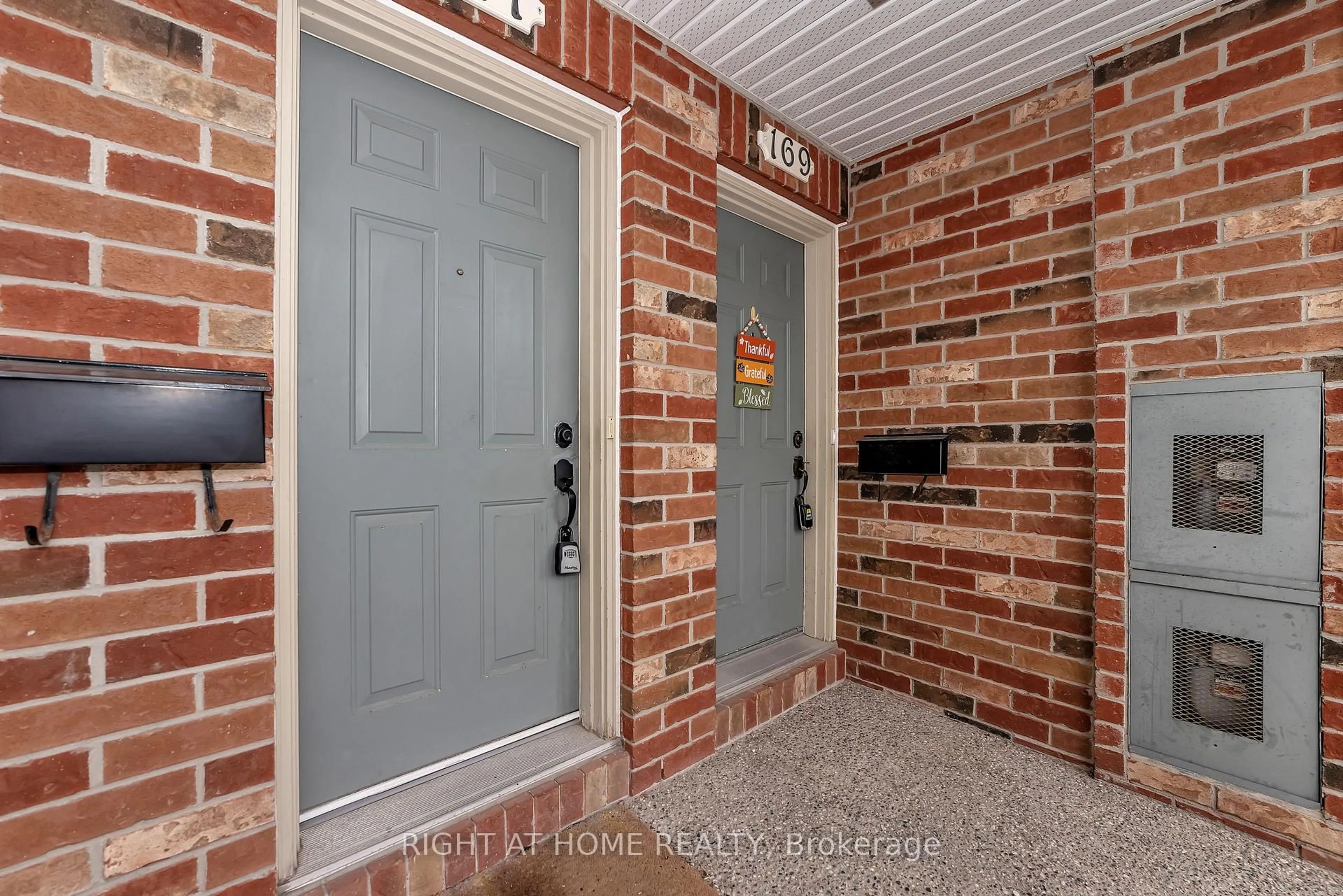 Indoor entryway for 70 Edenvale Dr #171, Ottawa Ontario K2K 3N6