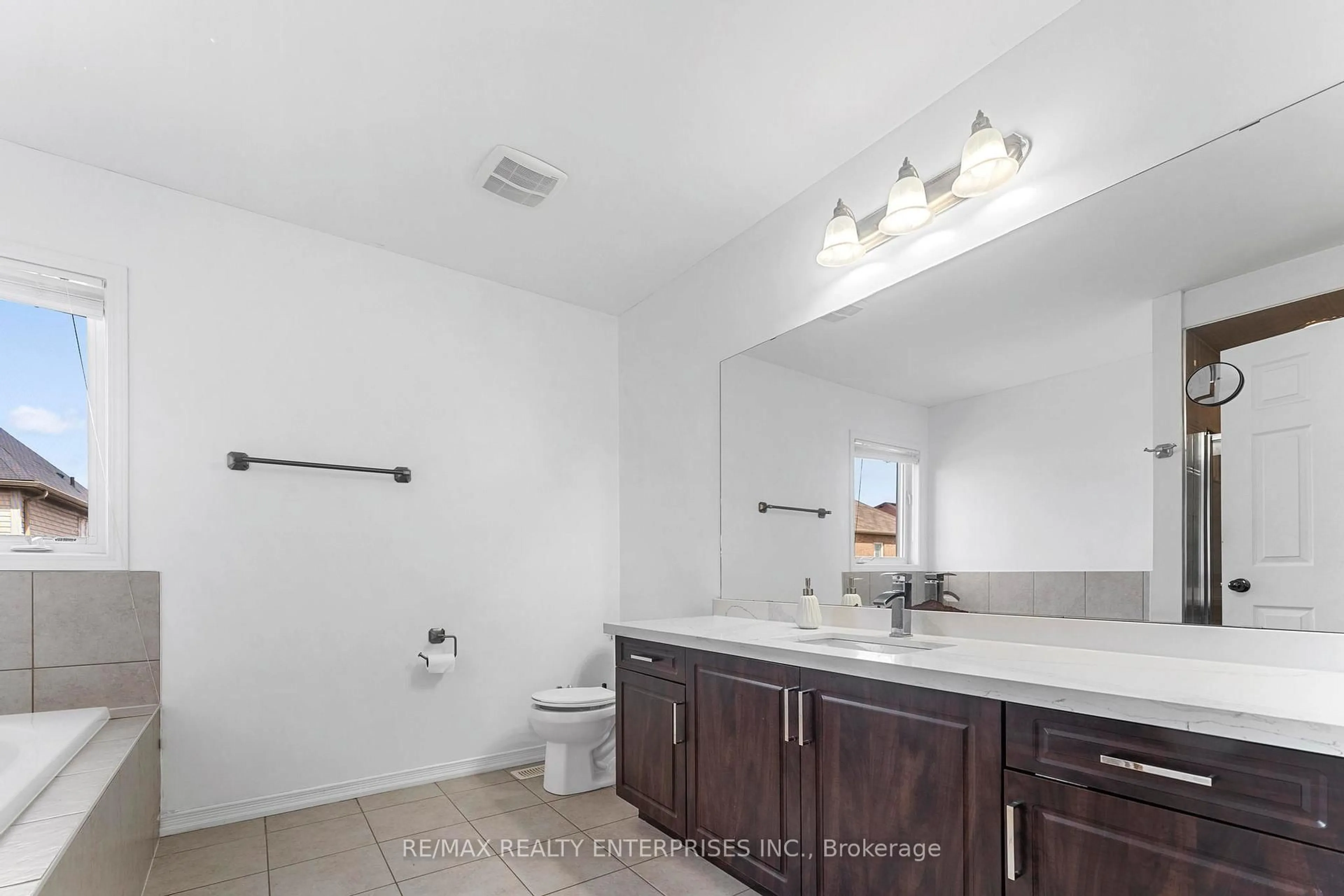 Standard bathroom, ceramic/tile floor for 358 Windwood Dr, Hamilton Ontario L0R 1C0