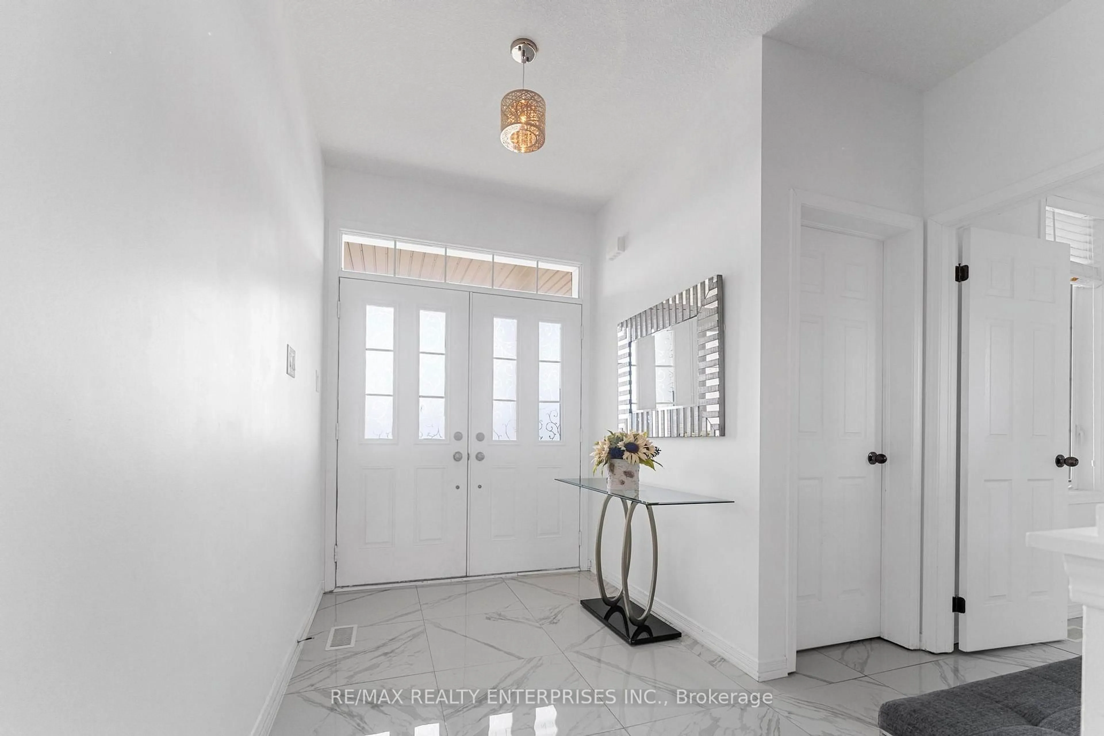 Indoor entryway for 358 Windwood Dr, Hamilton Ontario L0R 1C0
