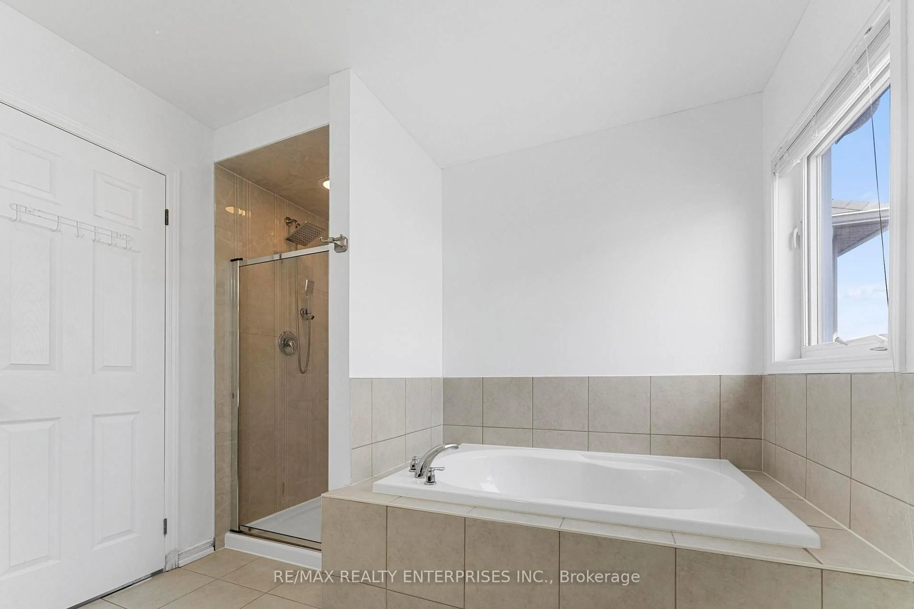 Standard bathroom, ceramic/tile floor for 358 Windwood Dr, Hamilton Ontario L0R 1C0