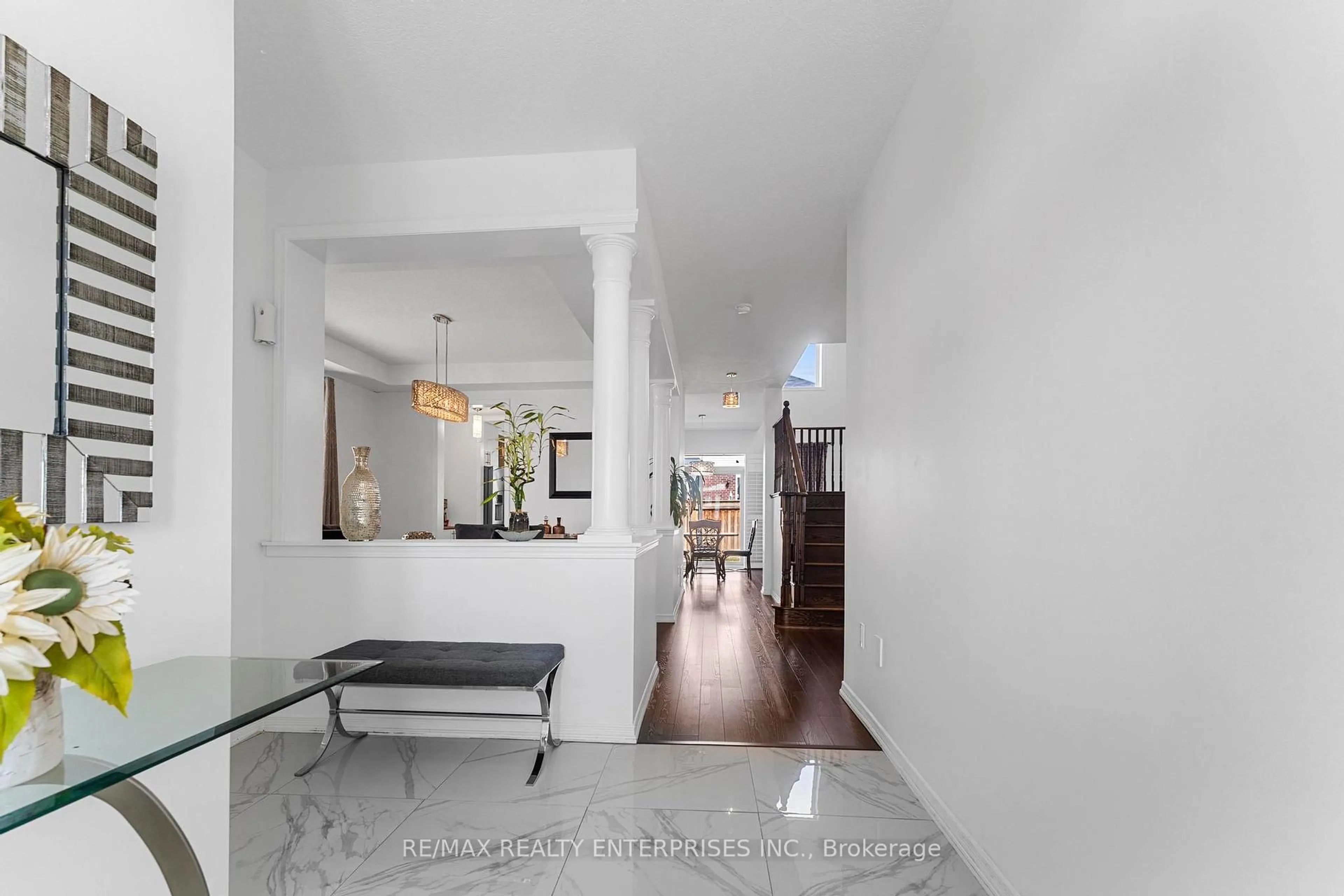 Indoor foyer for 358 Windwood Dr, Hamilton Ontario L0R 1C0