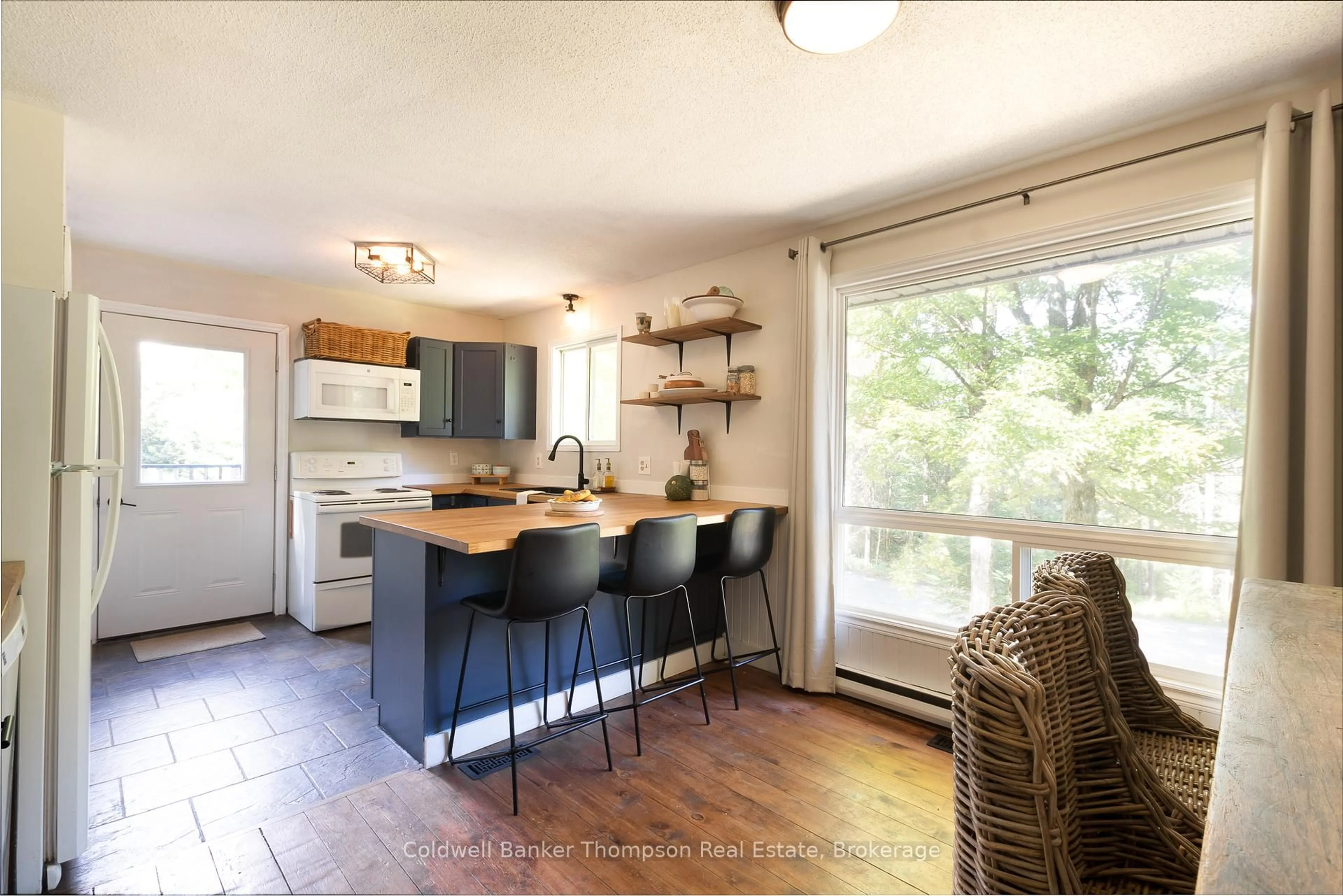 Open concept kitchen, wood/laminate floor for 85 Old Centurion Rd, Huntsville Ontario P1H 2N5