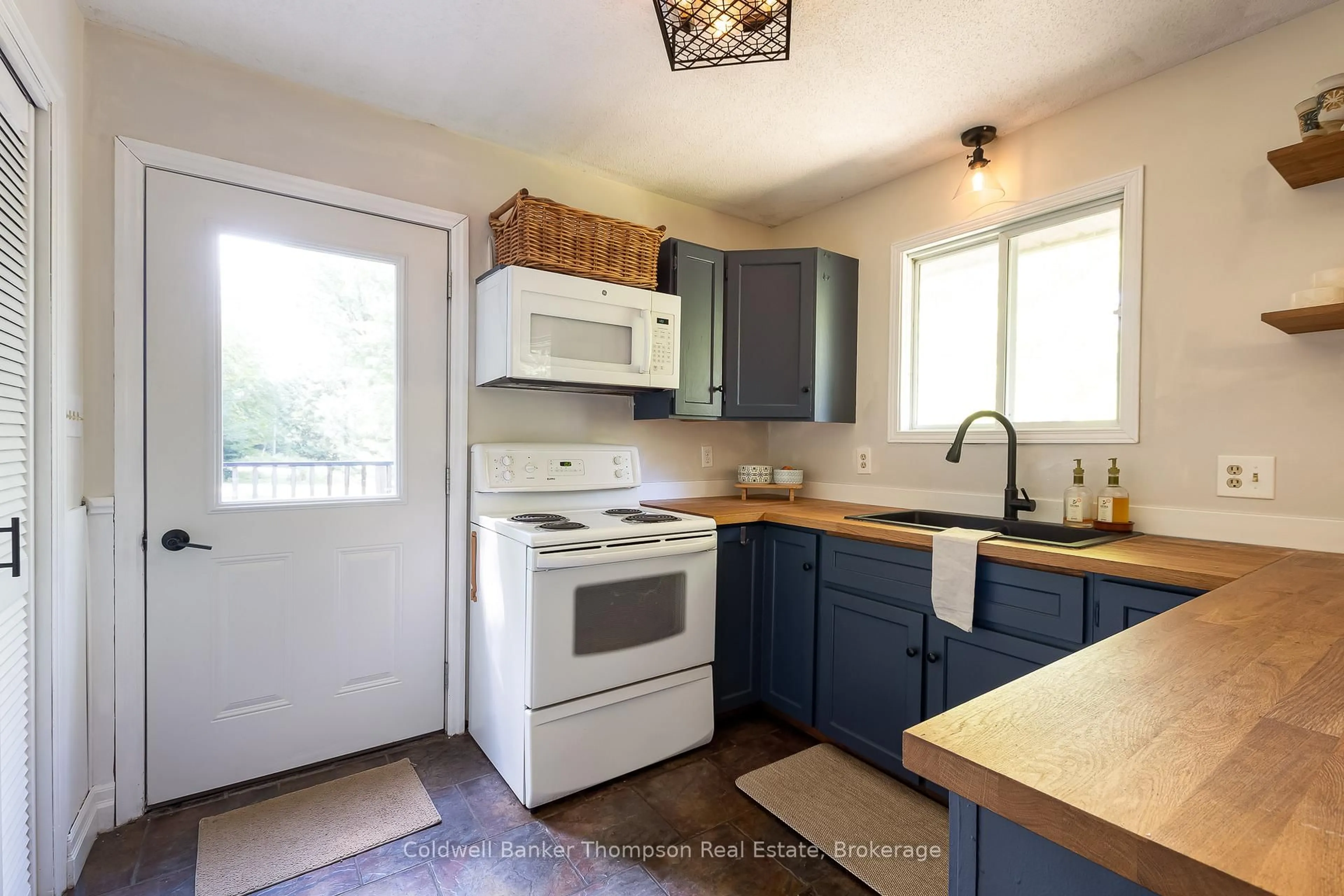 Standard kitchen, unknown for 85 Old Centurion Rd, Huntsville Ontario P1H 2N5
