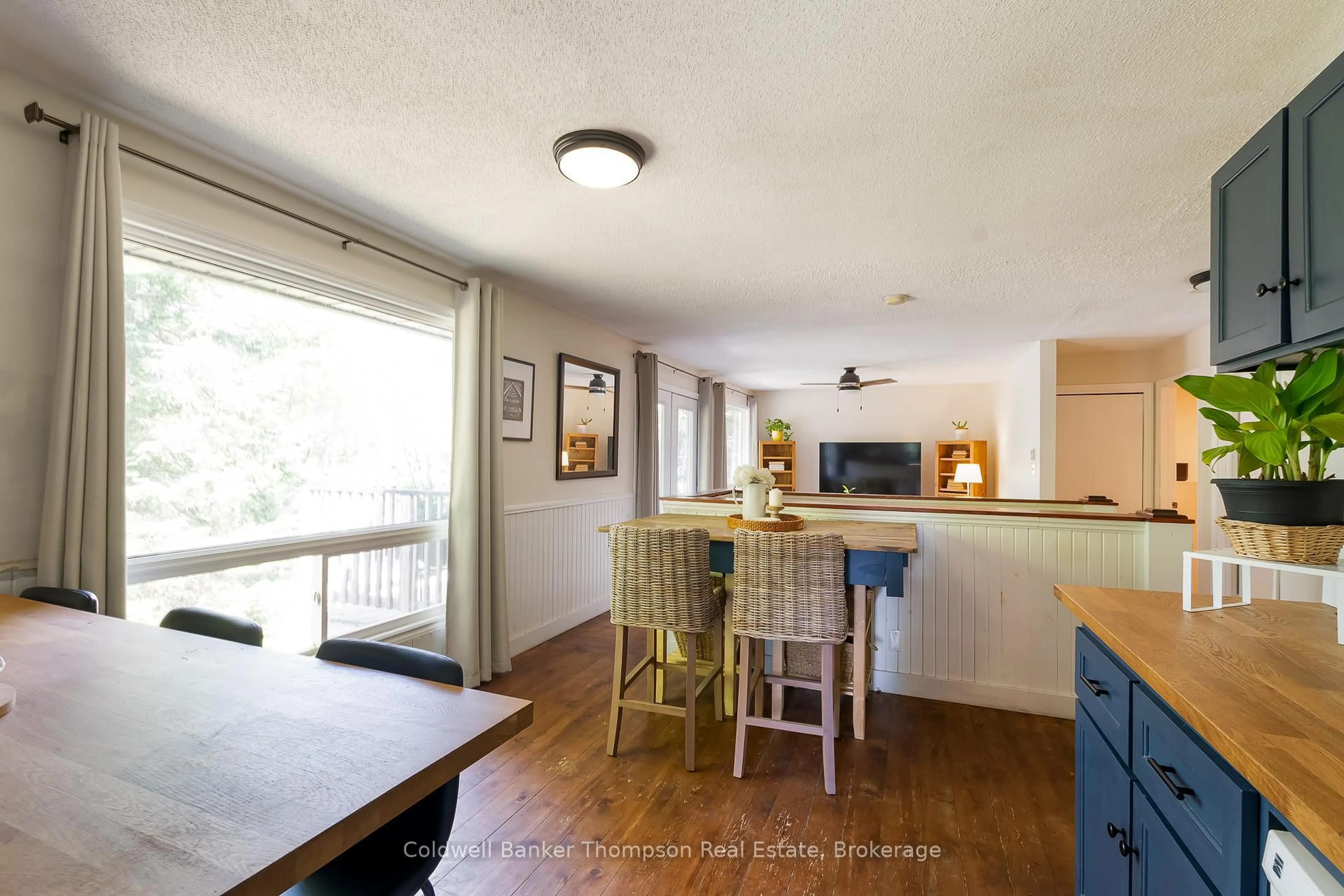 Open concept kitchen, wood/laminate floor for 85 Old Centurion Rd, Huntsville Ontario P1H 2N5