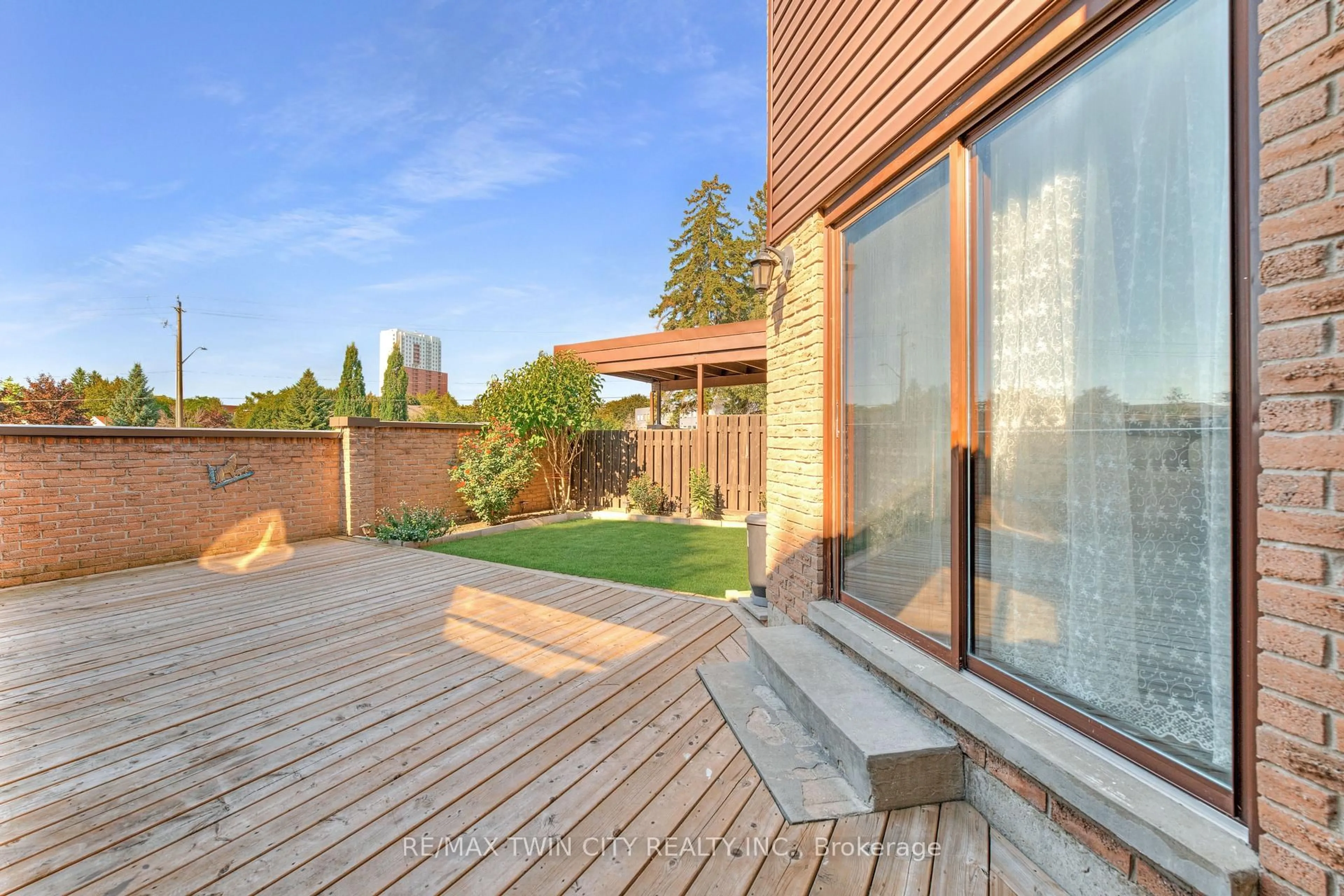 Patio, unknown for 28 Underhill Cres #8, Kitchener Ontario N2A 2S8