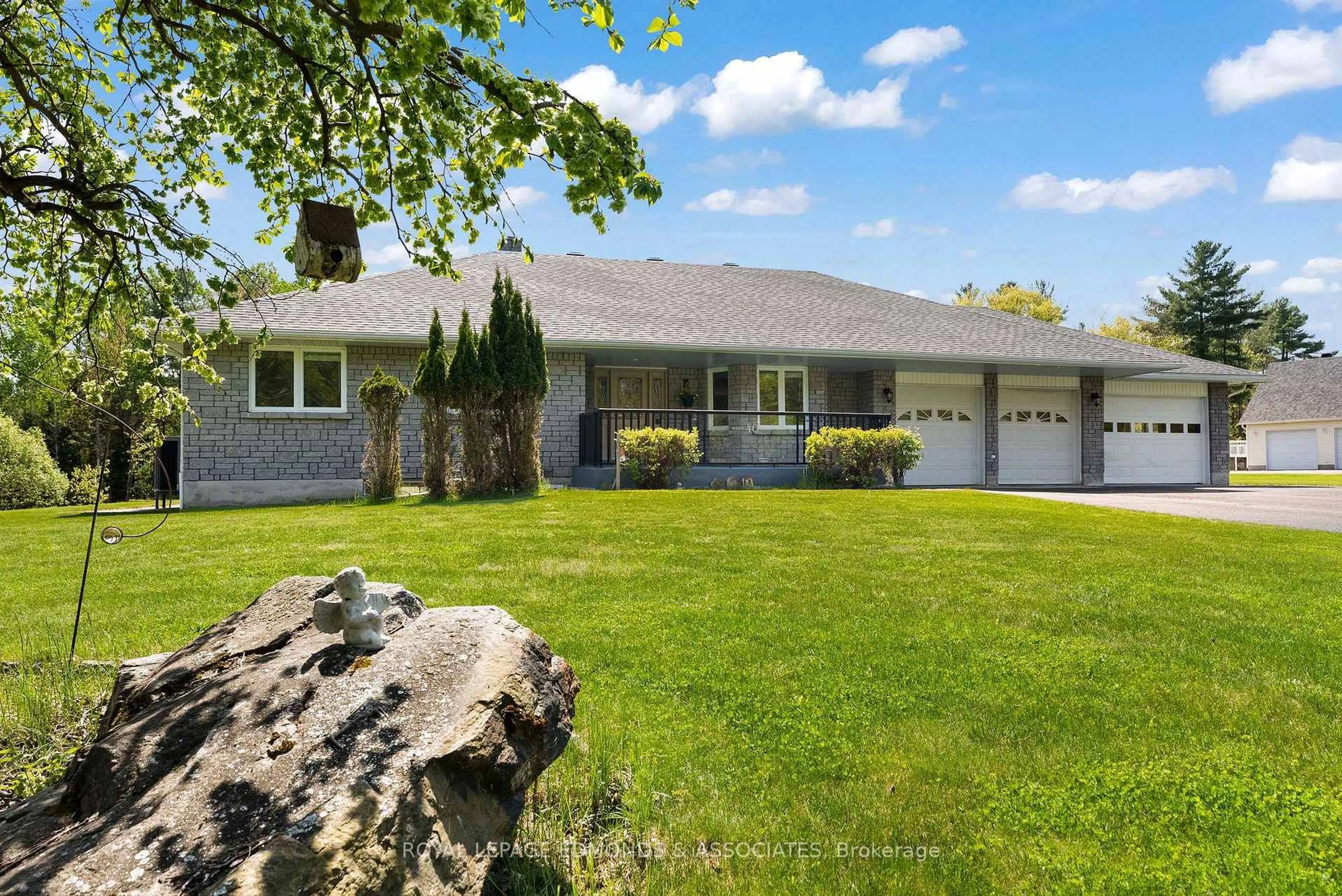 Home with vinyl exterior material, street for 40 Blue Danube Way, Pembroke Ontario K8A 6W2
