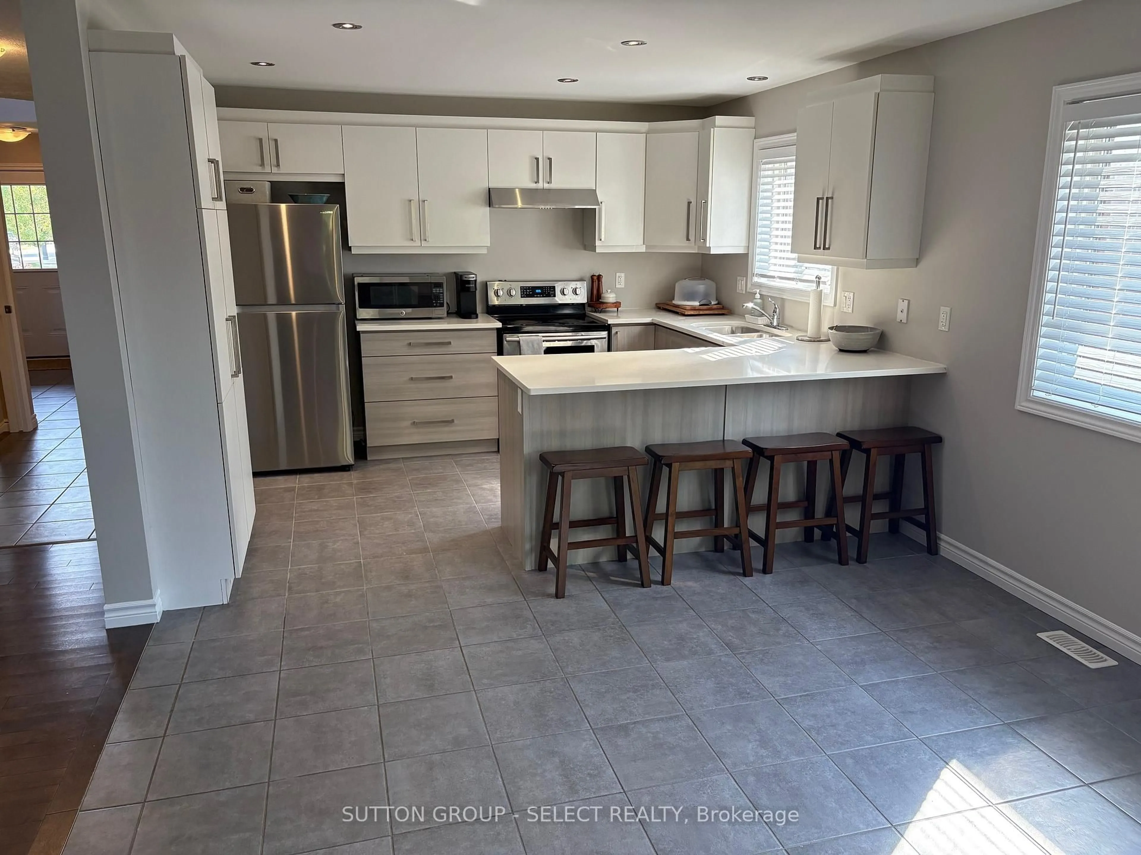 Open concept kitchen, ceramic/tile floor for 1021 OAKCROSSING Gate, London North Ontario N6H 0E9