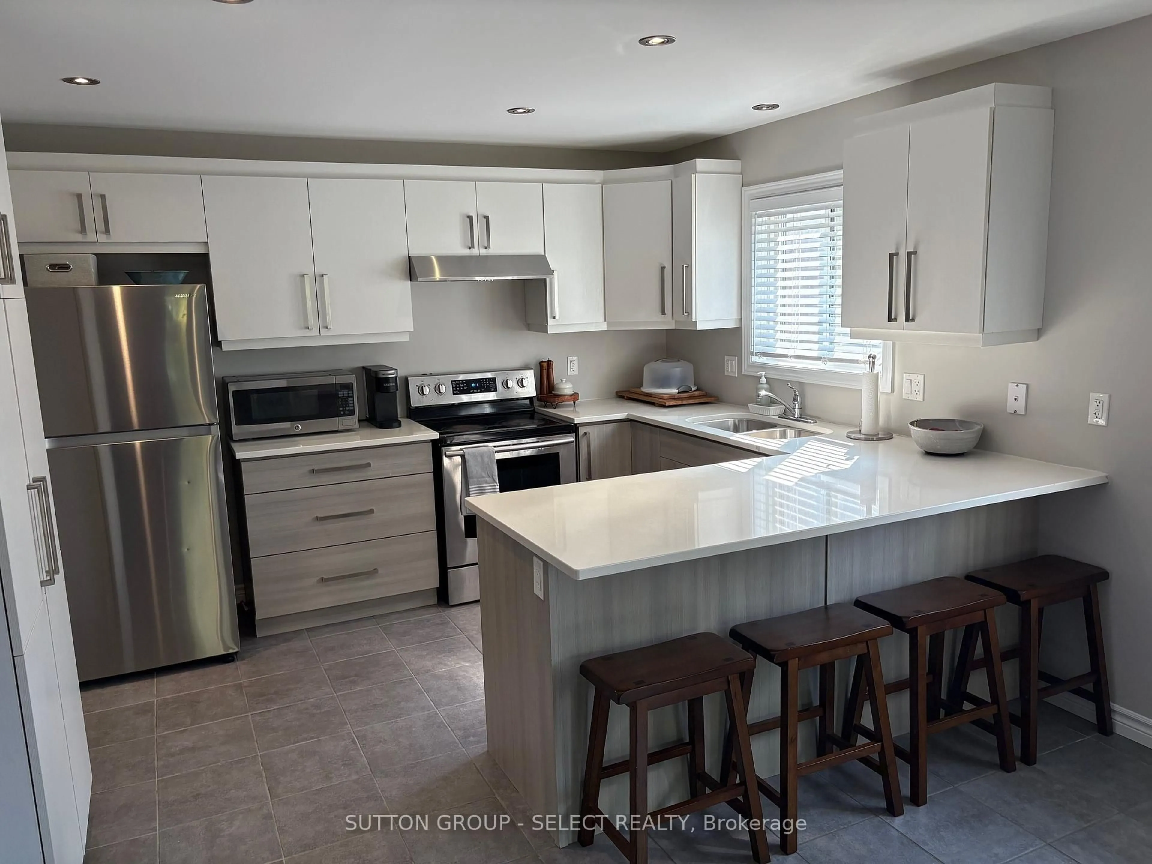 Open concept kitchen, ceramic/tile floor for 1021 OAKCROSSING Gate, London North Ontario N6H 0E9