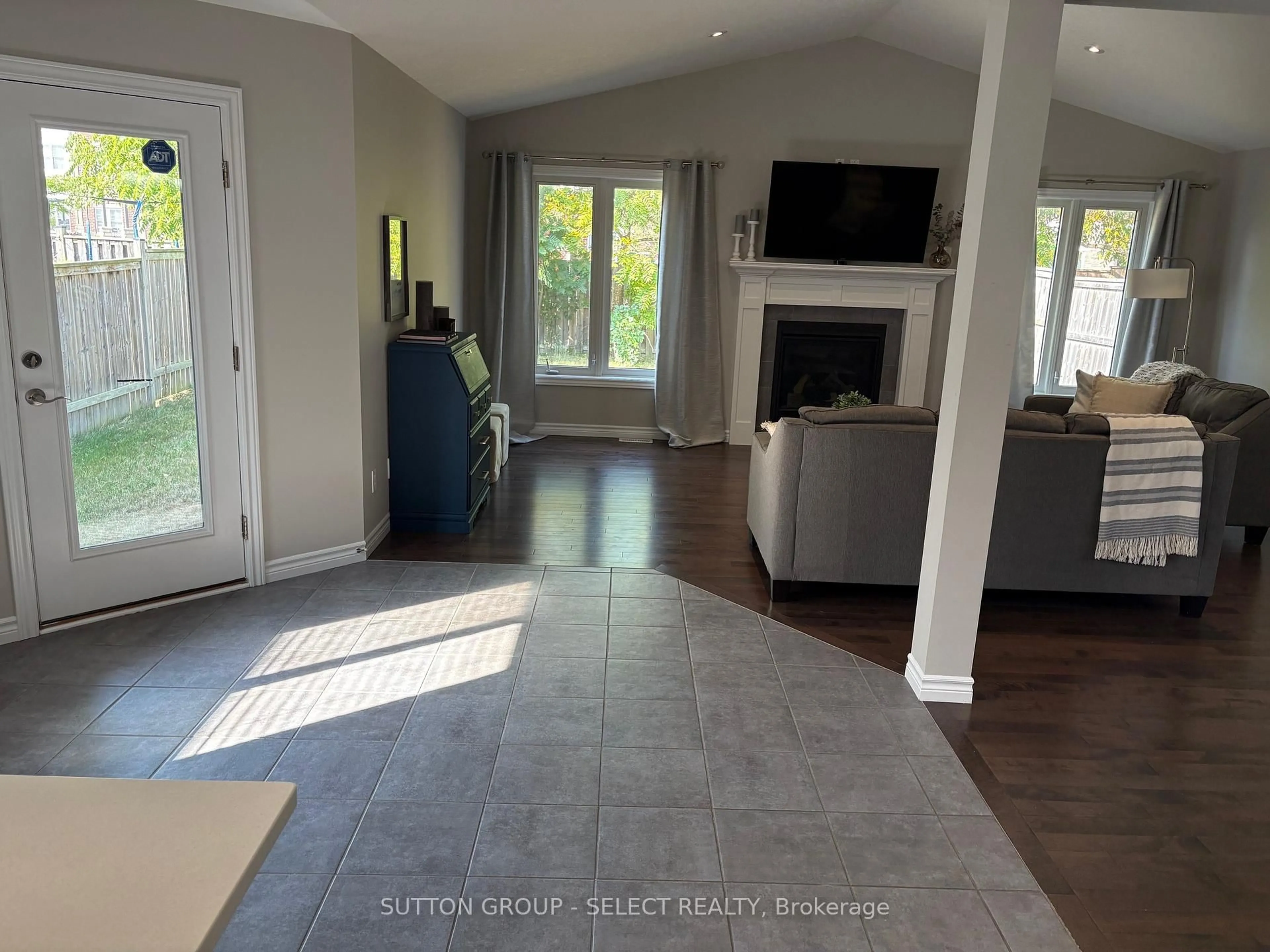 Indoor entryway for 1021 OAKCROSSING Gate, London North Ontario N6H 0E9