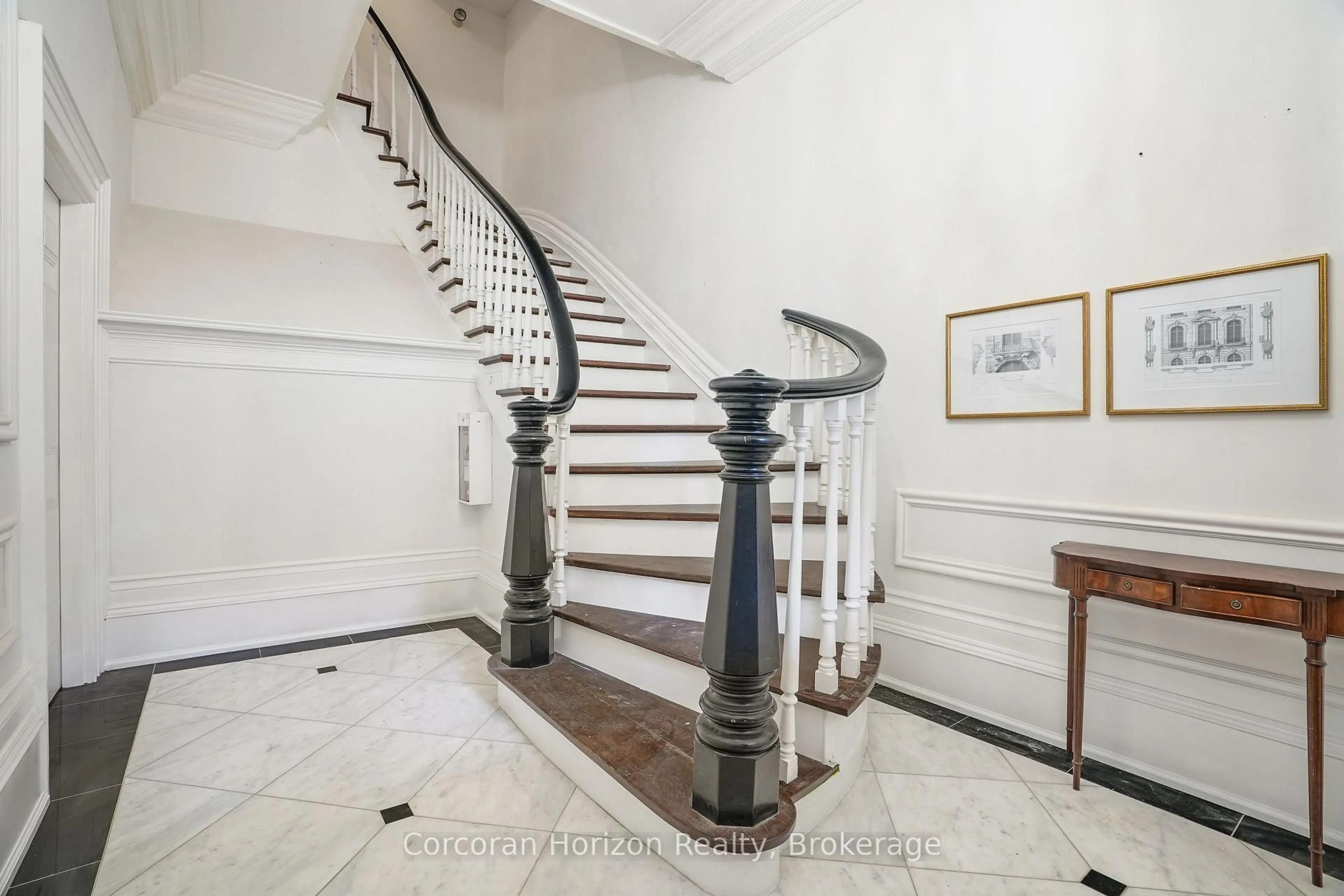 Indoor foyer for 35 Duke St #2, Hamilton Ontario L8P 1X2