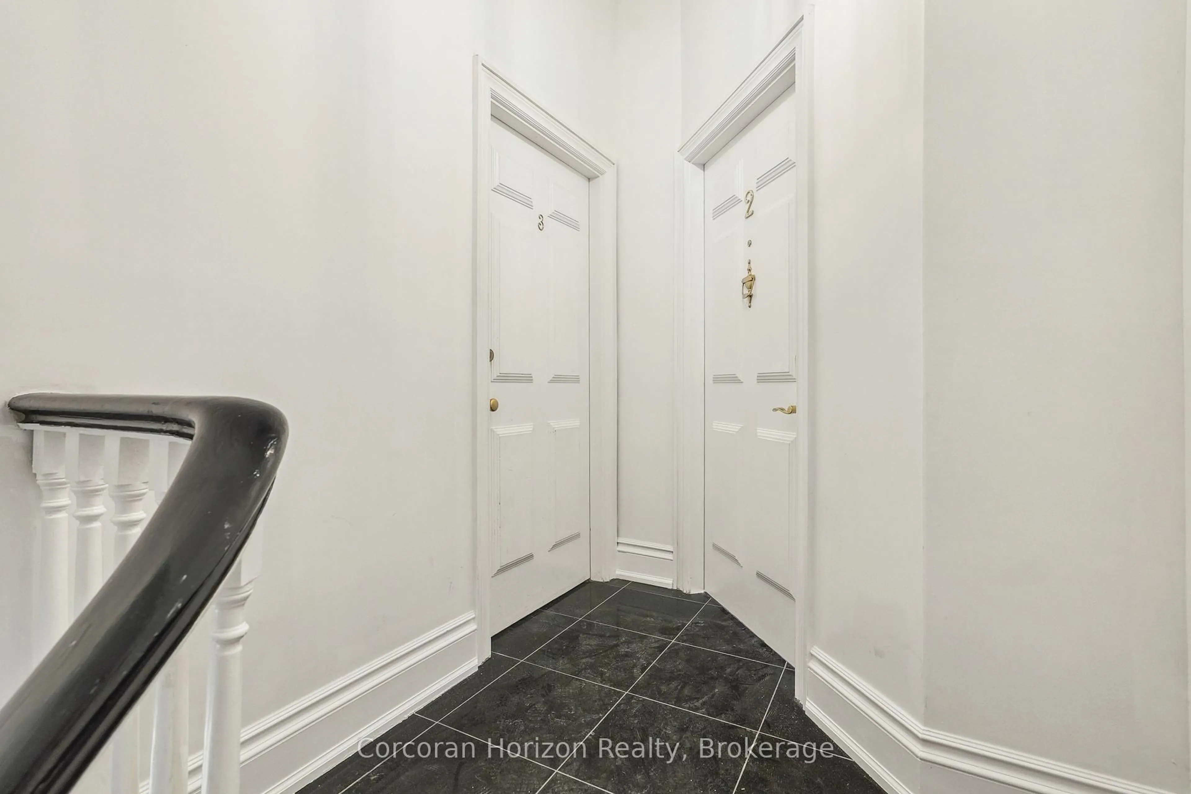 Indoor entryway for 35 Duke St #2, Hamilton Ontario L8P 1X2
