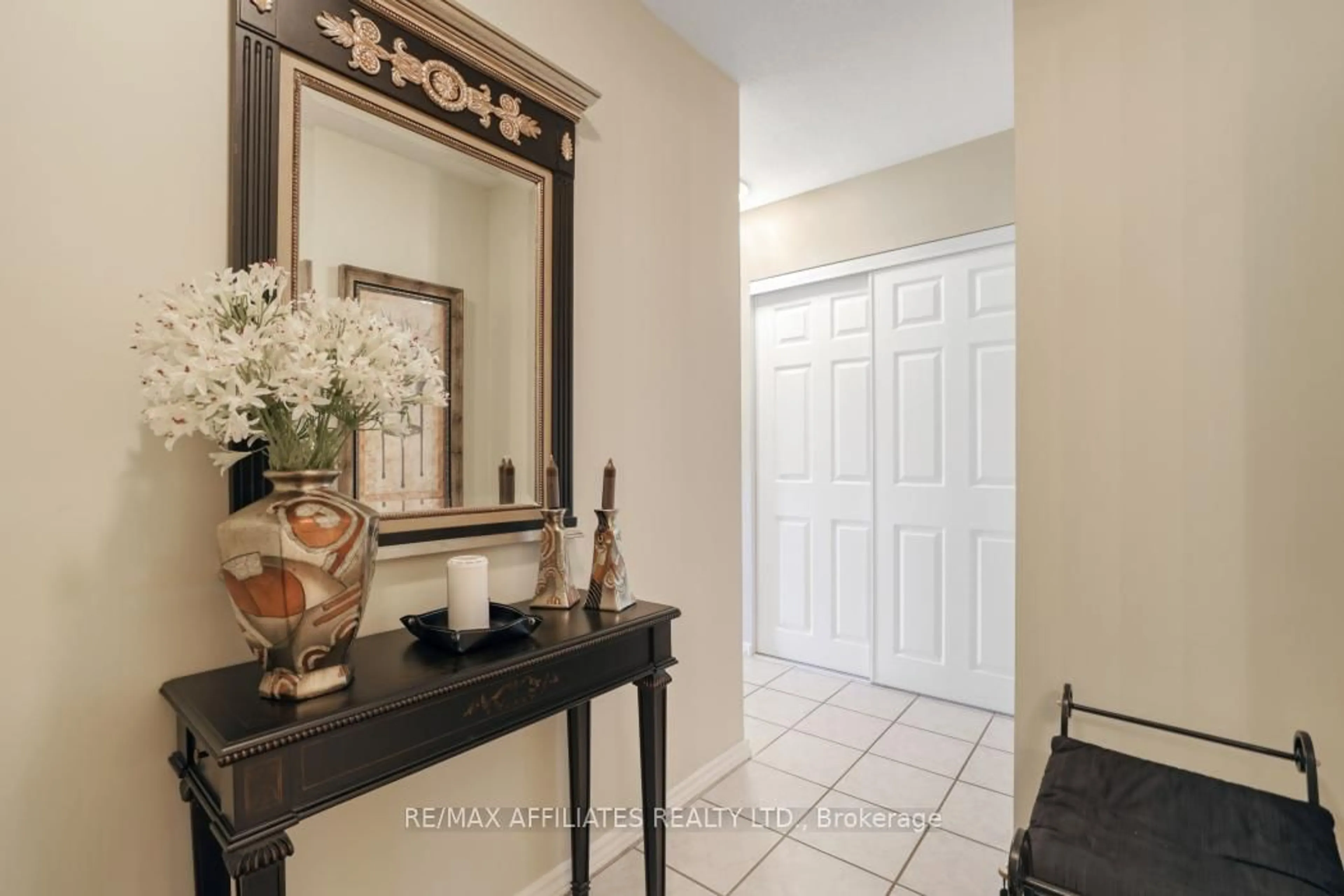Indoor entryway for 1190 Richmond Rd #304, Ottawa Ontario K2B 8J3