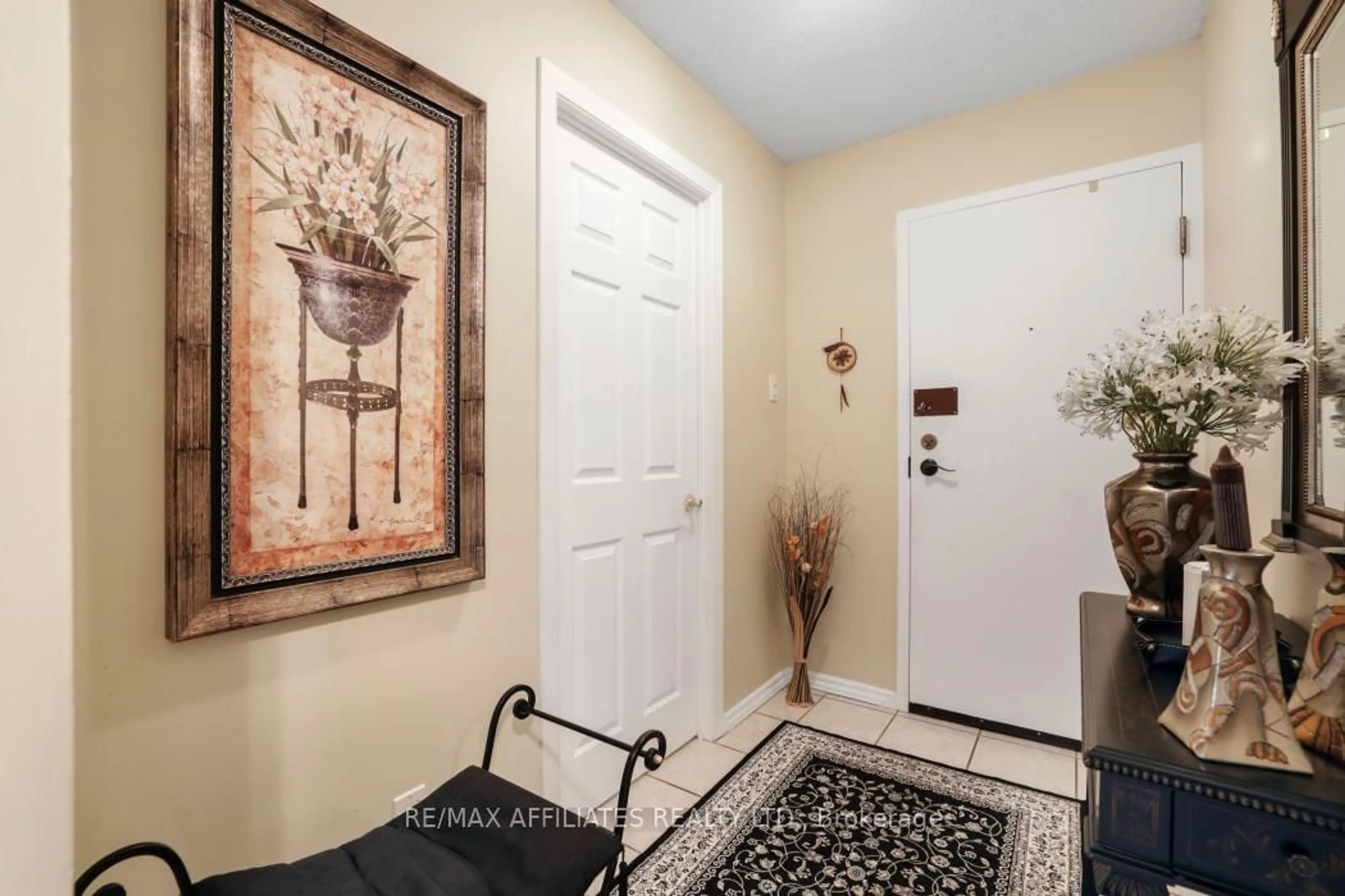 Indoor entryway for 1190 Richmond Rd #304, Ottawa Ontario K2B 8J3