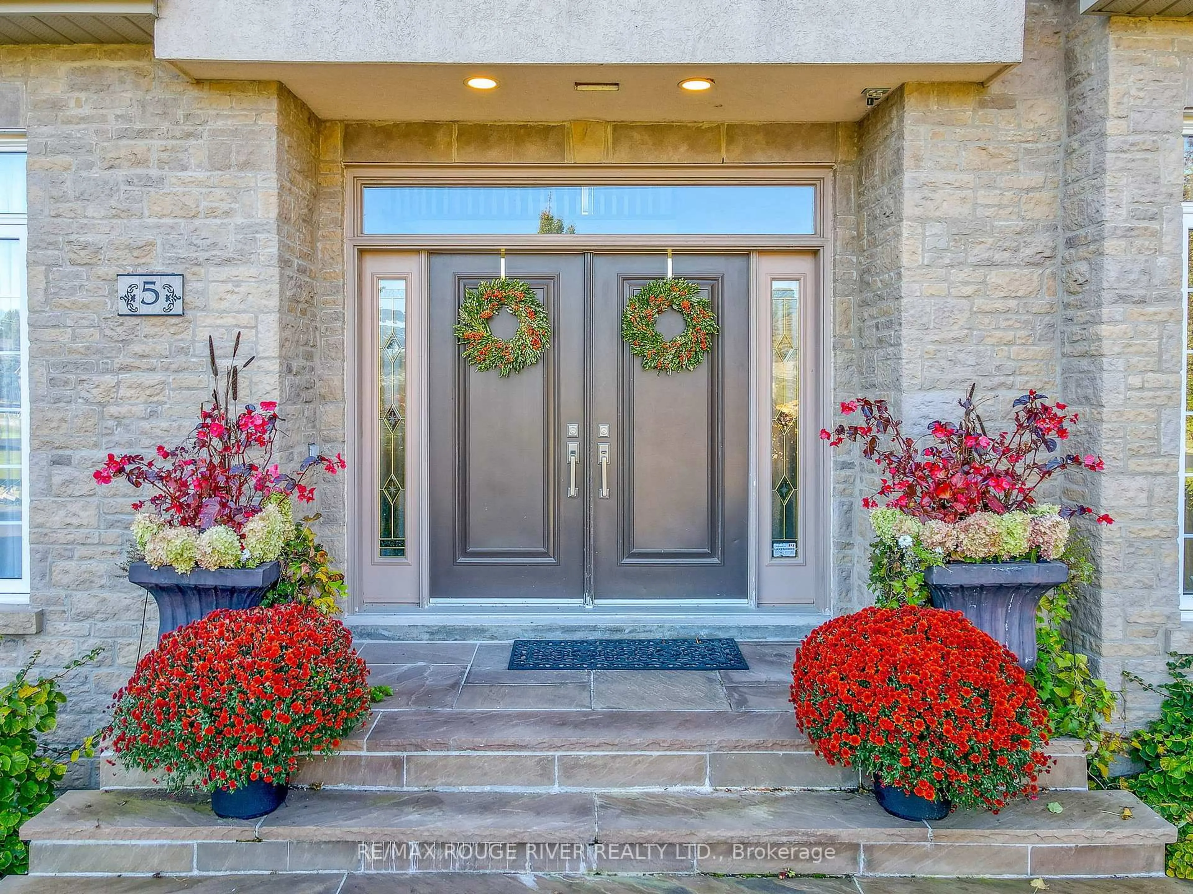 Indoor entryway for 5 LYNDEN Crt, Hamilton Township Ontario K9A 4J9