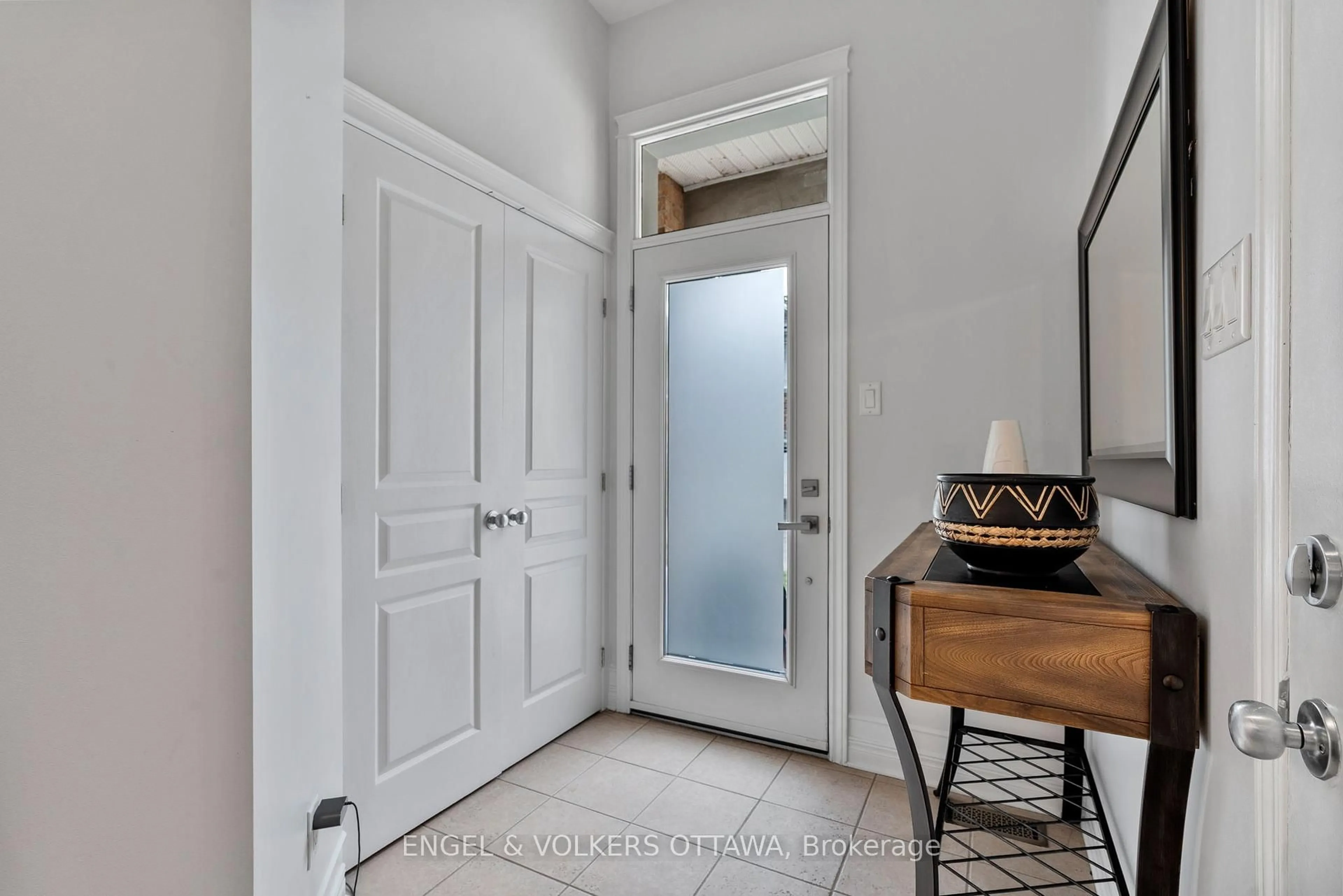 Indoor entryway for 110 Encore Private, Ottawa Ontario K2E 0A2