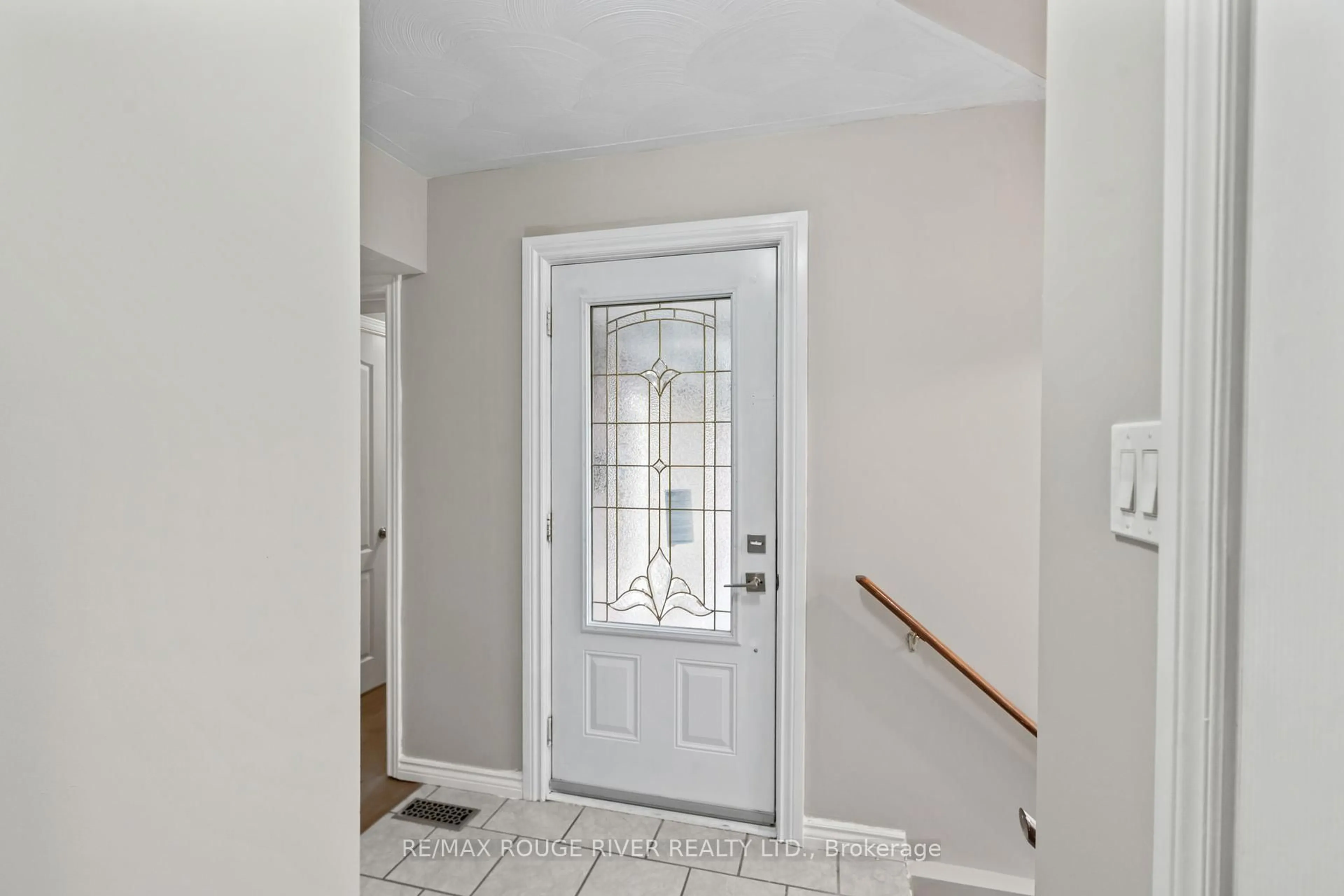 Indoor entryway for 136 Haden Ave, Peterborough North Ontario K9H 7P6