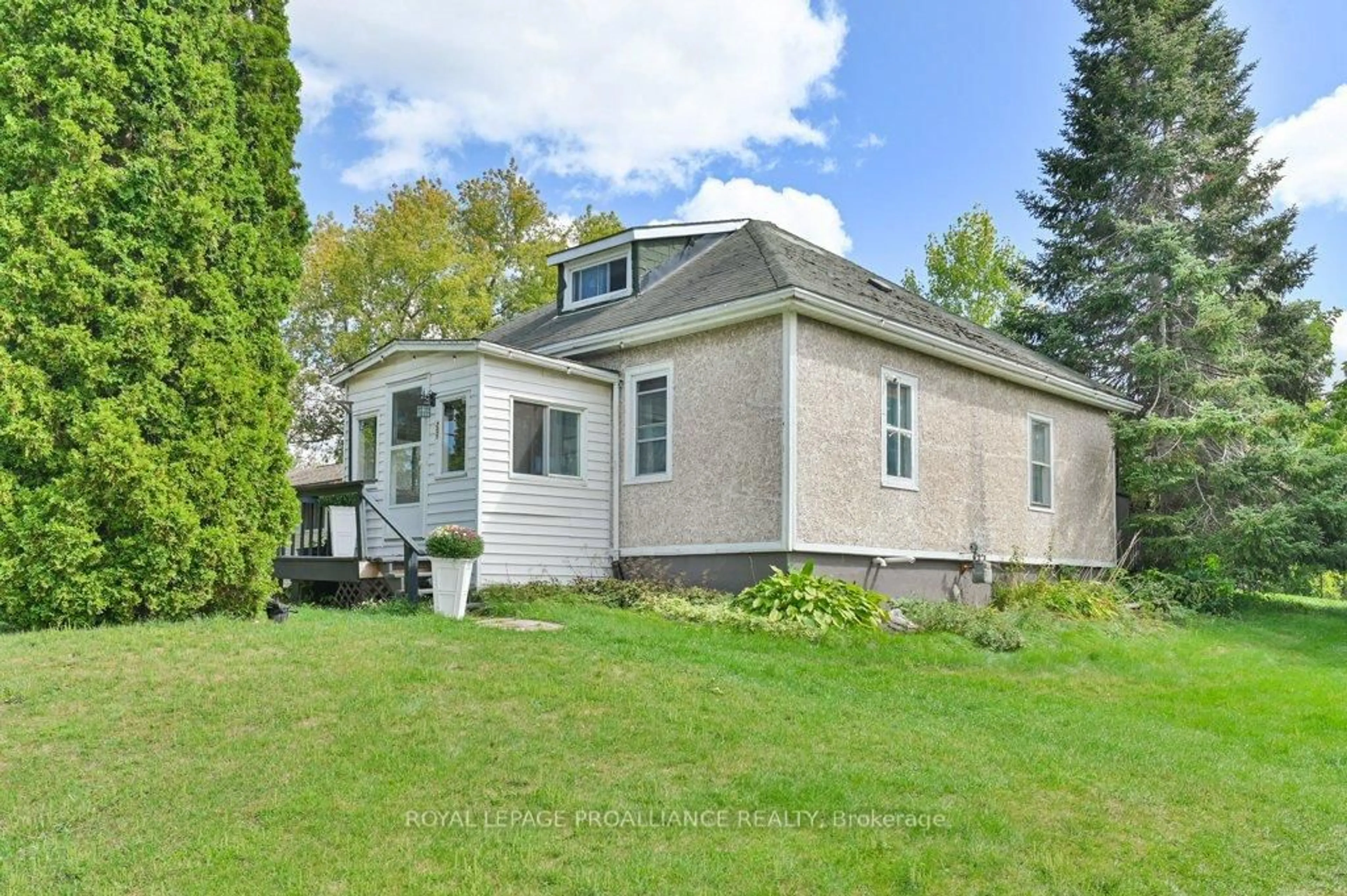 Home with vinyl exterior material, unknown for 55 St James St, Stirling Ontario K0K 3E0