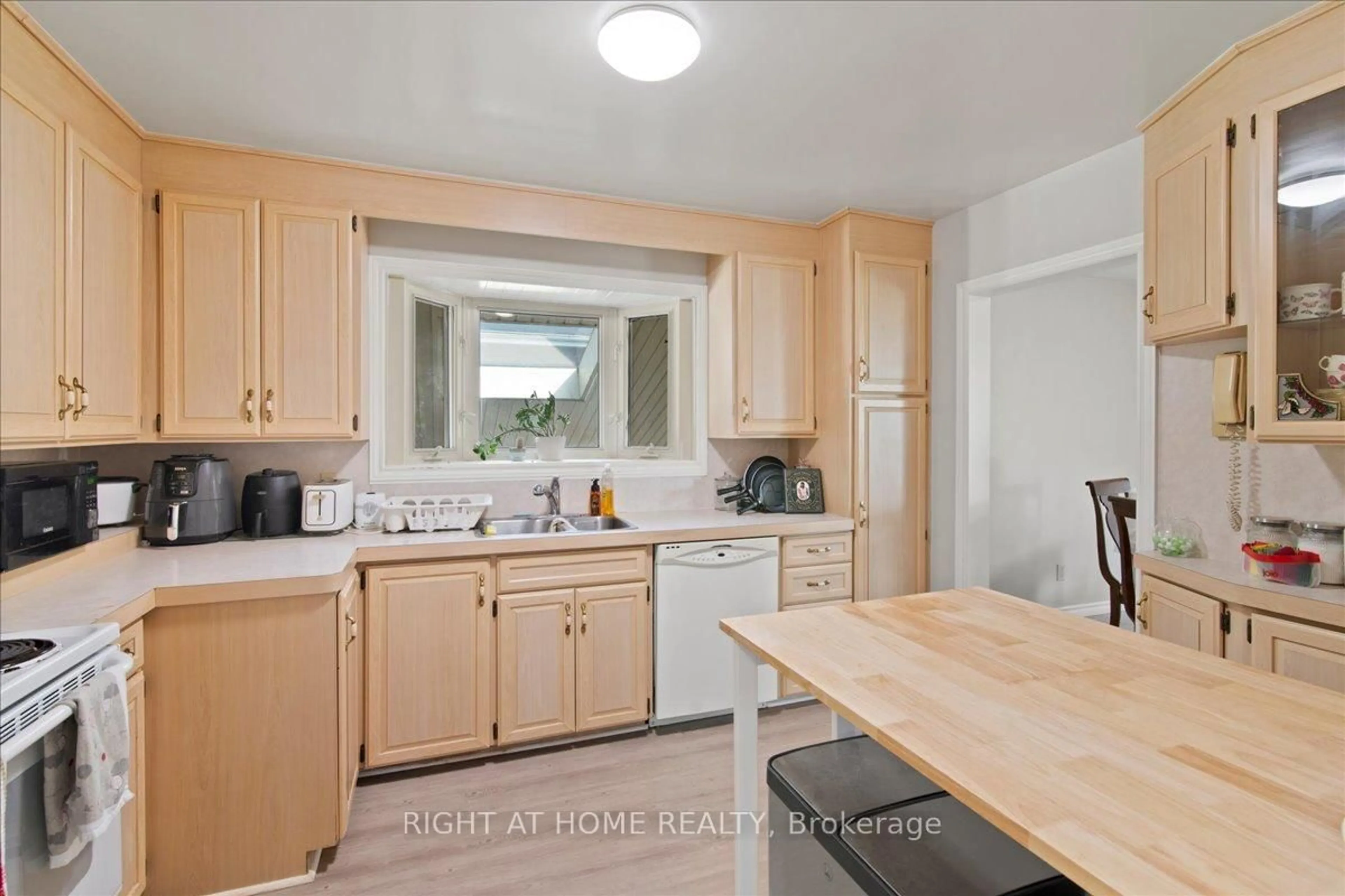 Standard kitchen, unknown for 136 Langton St, Peterborough Ontario K9H 6K2