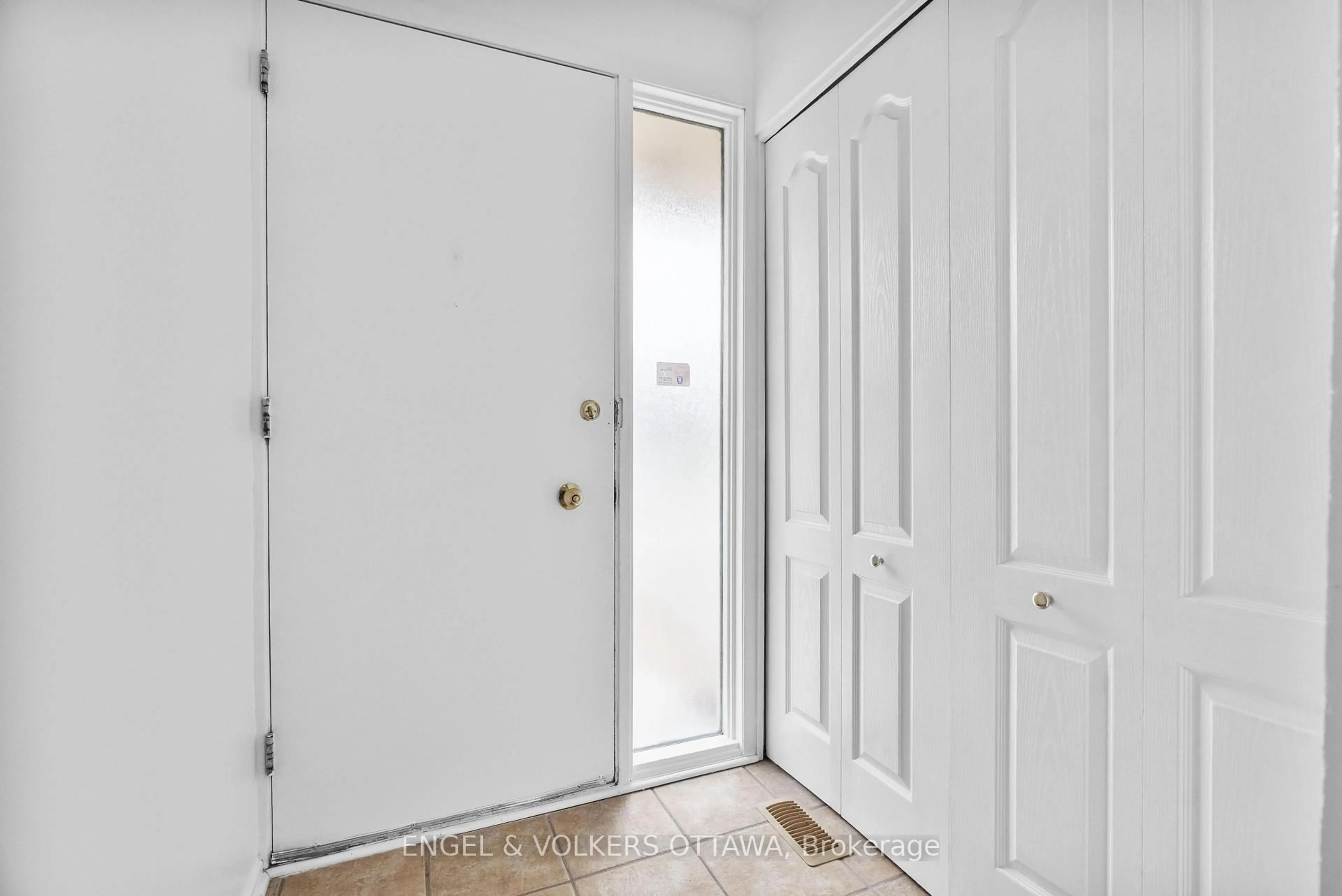 Indoor entryway for 3505 Southgate Rd, Ottawa Ontario K1V 7Y5