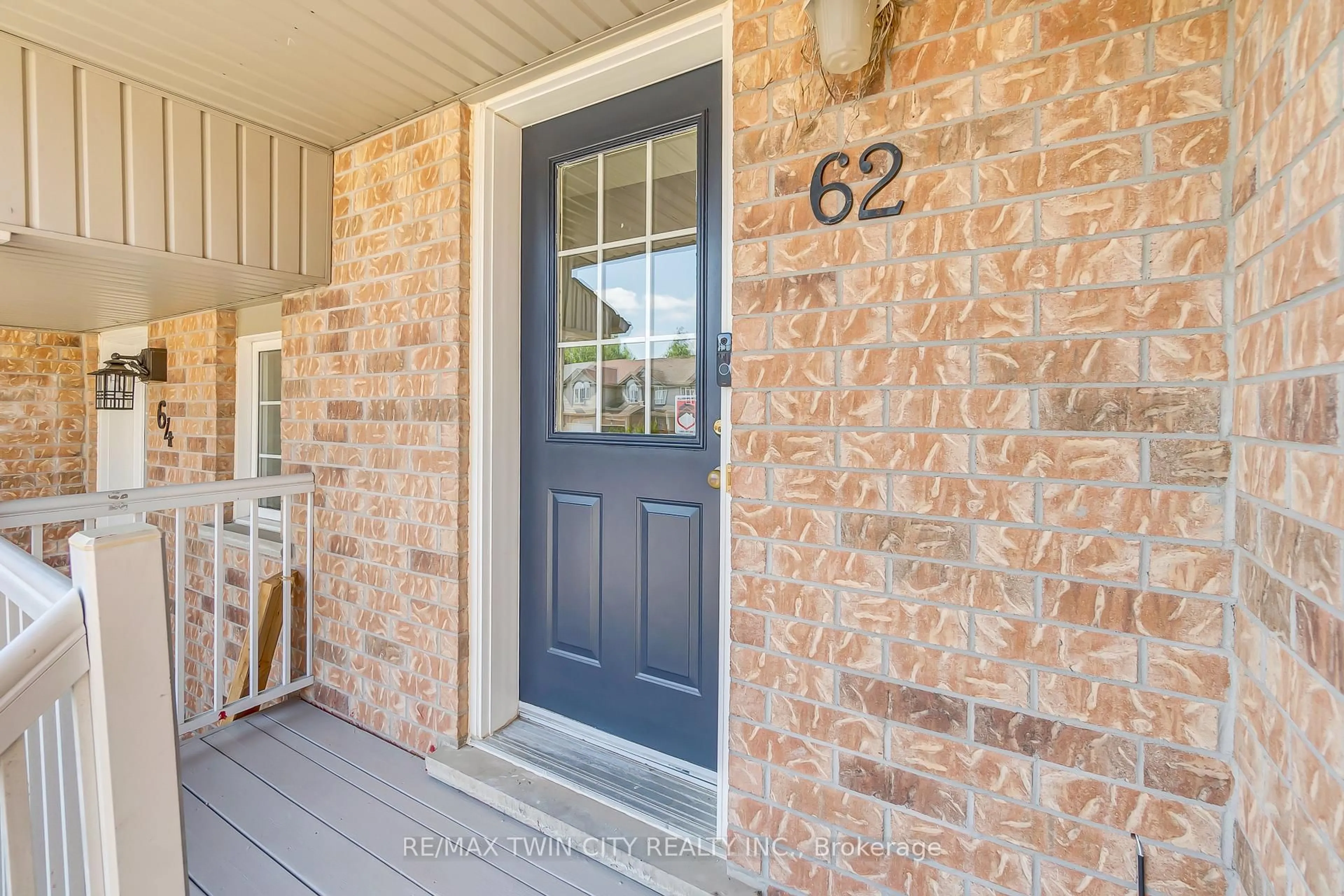 Indoor entryway for 62 Foxglove Cres, Kitchener Ontario N2E 3Y7
