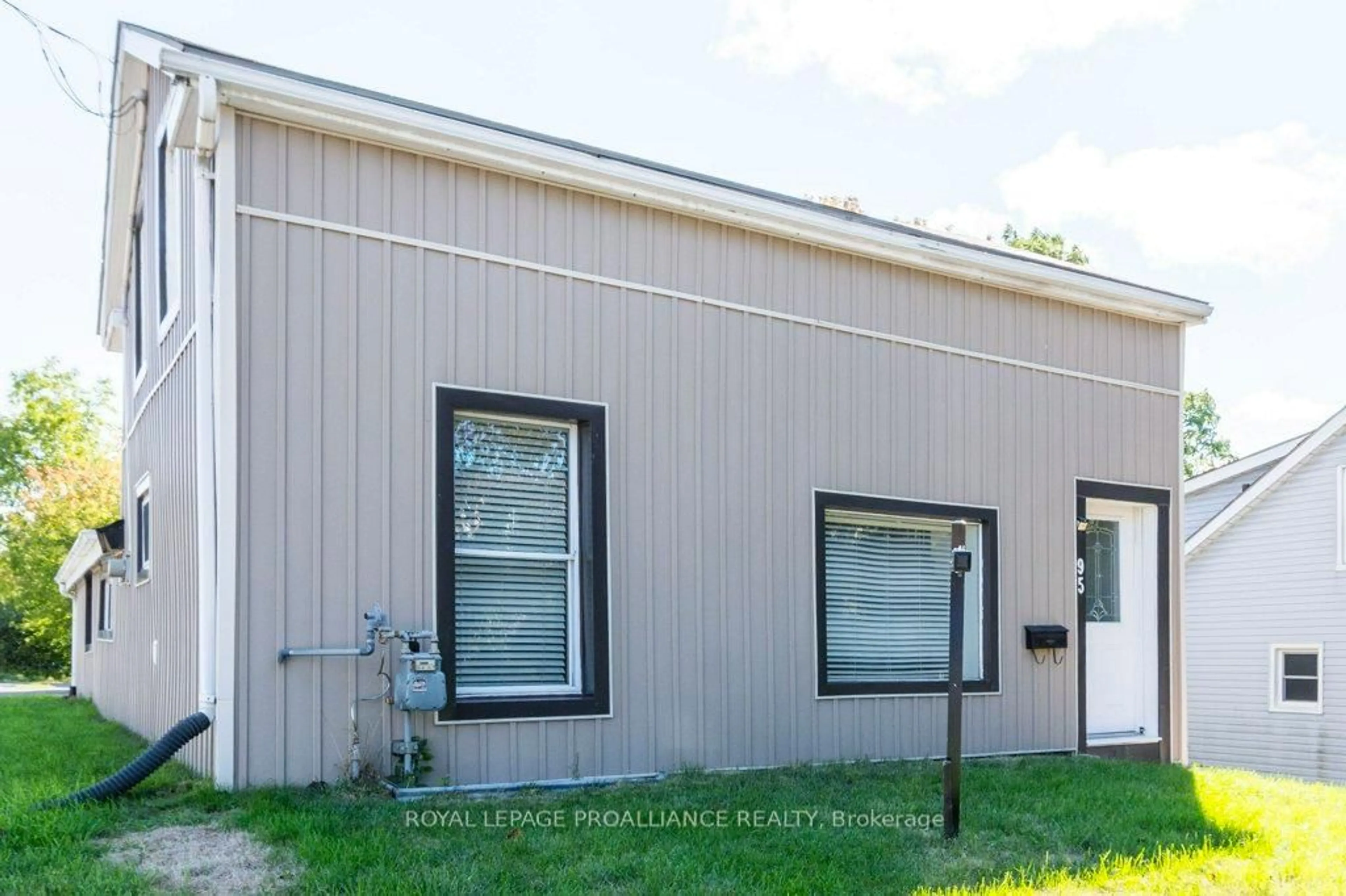 Home with vinyl exterior material, building for 95 Grier St, Belleville Ontario K8P 3A2