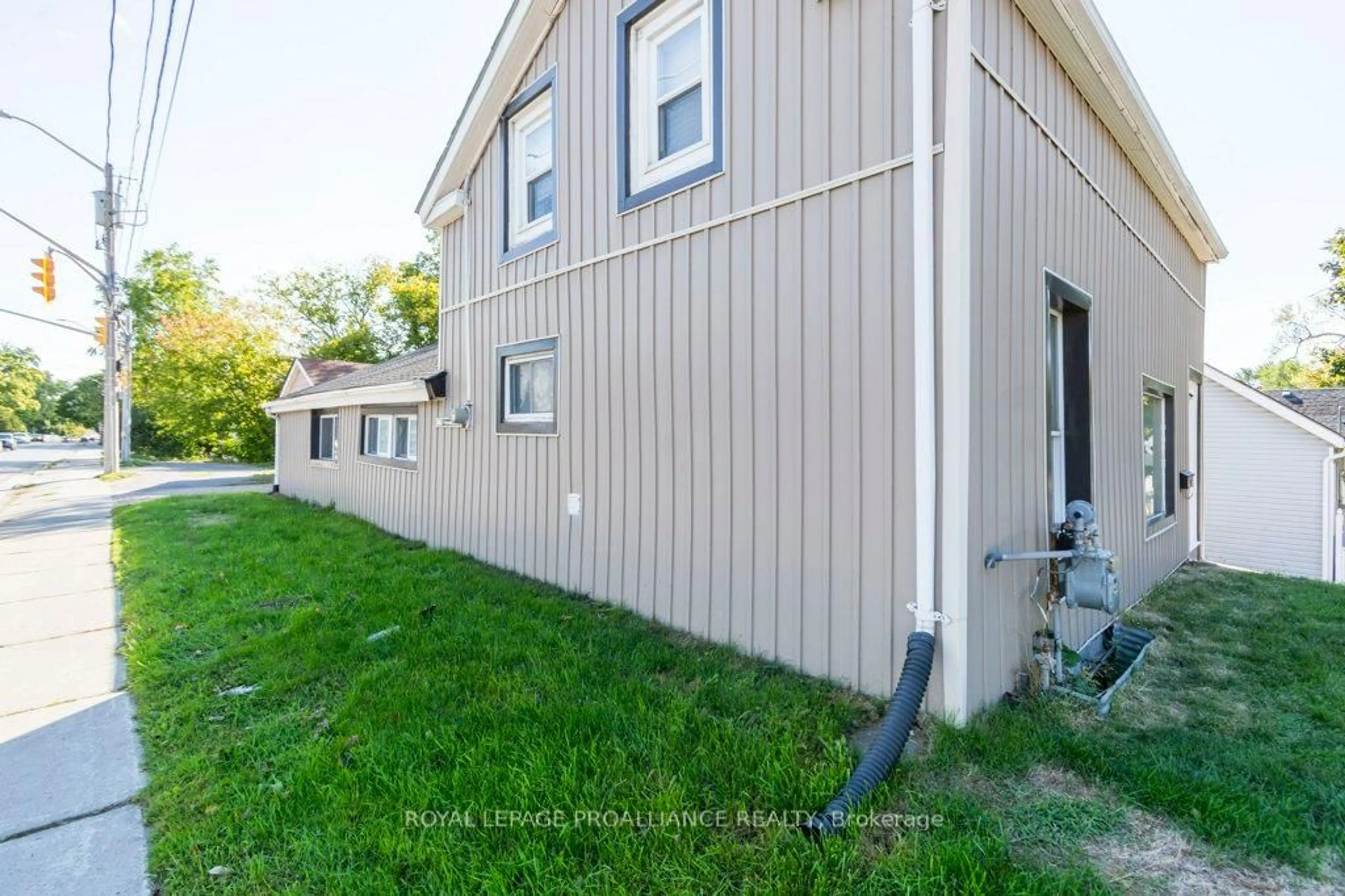 Home with vinyl exterior material, building for 95 Grier St, Belleville Ontario K8P 3A2