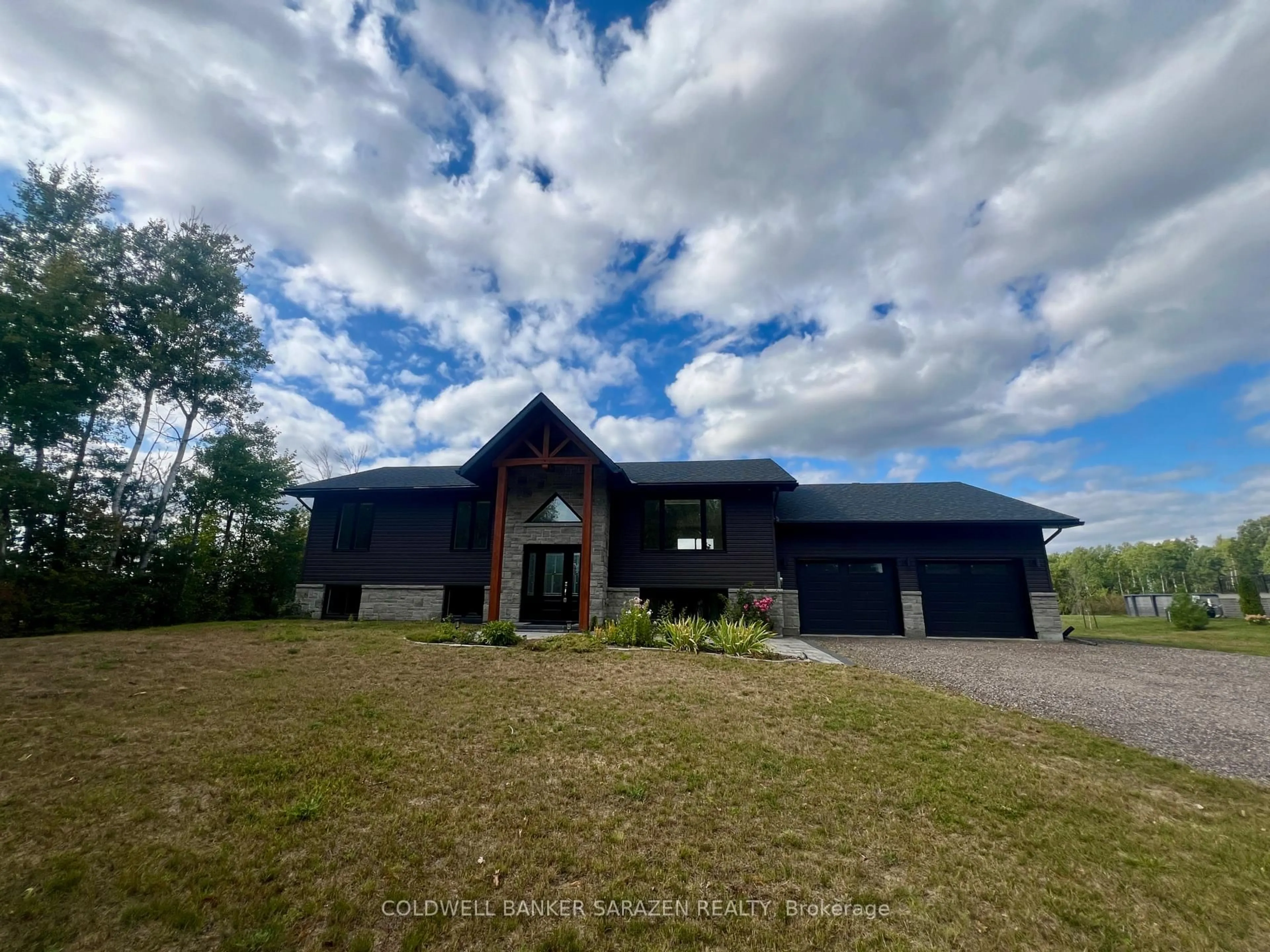 A pic from outside/outdoor area/front of a property/back of a property/a pic from drone, building for 902 Munro Dr, Arnprior Ontario K7S 3G8