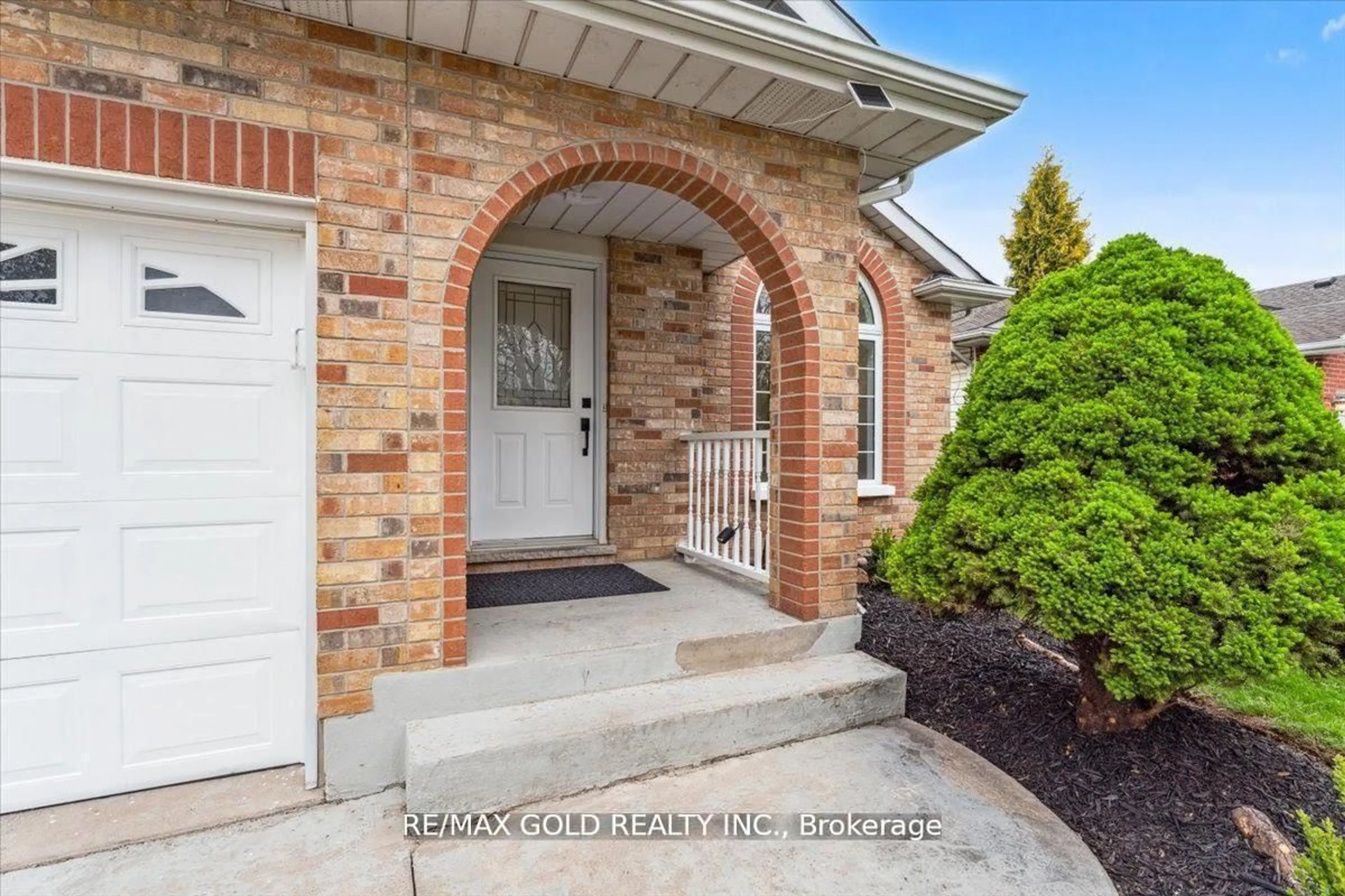Indoor entryway for 8163 Harvest Cres, Niagara Falls Ontario L2H 3G4