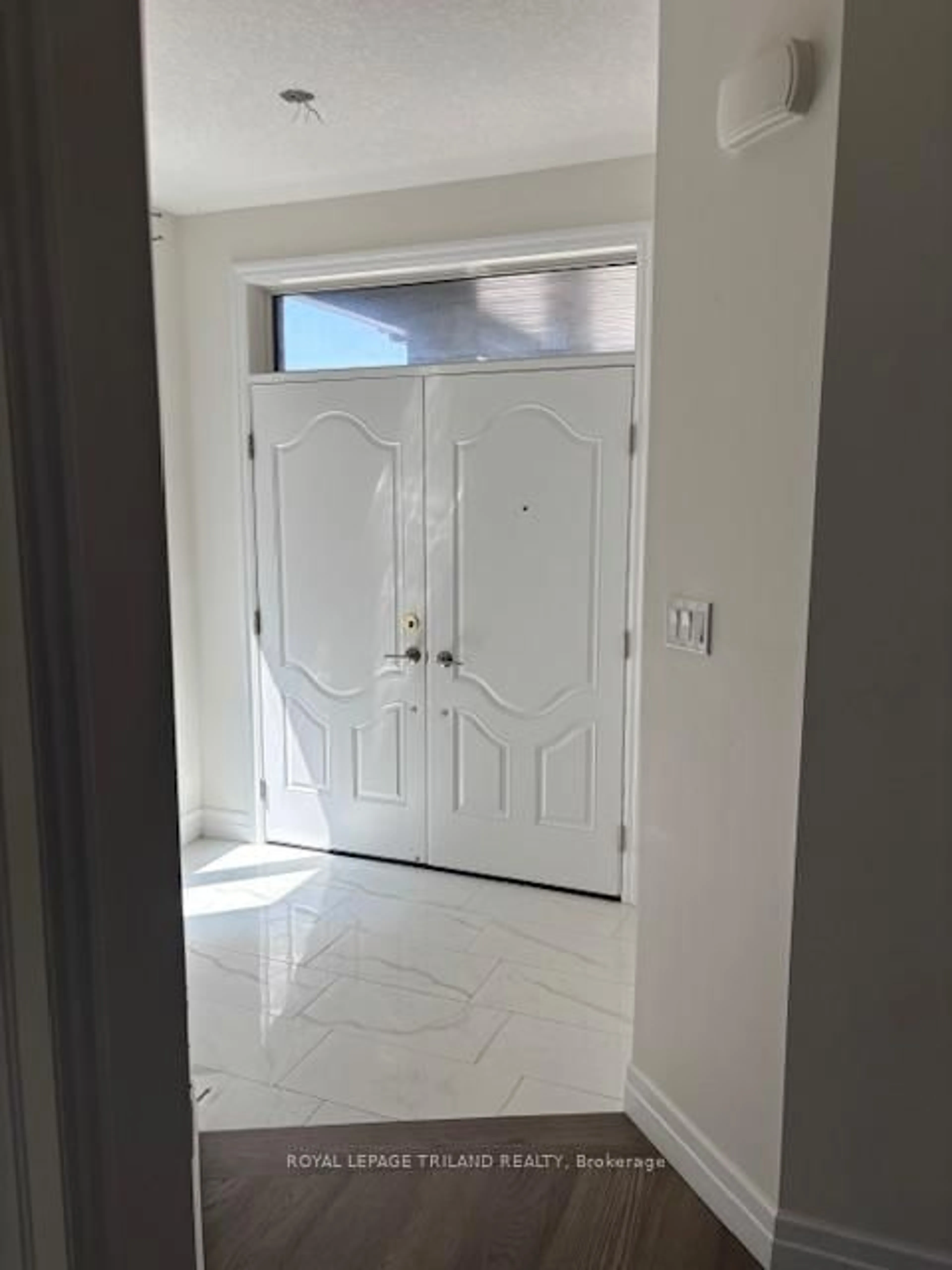 Indoor entryway for 90 Knott Dr, London South Ontario N0L 0G5